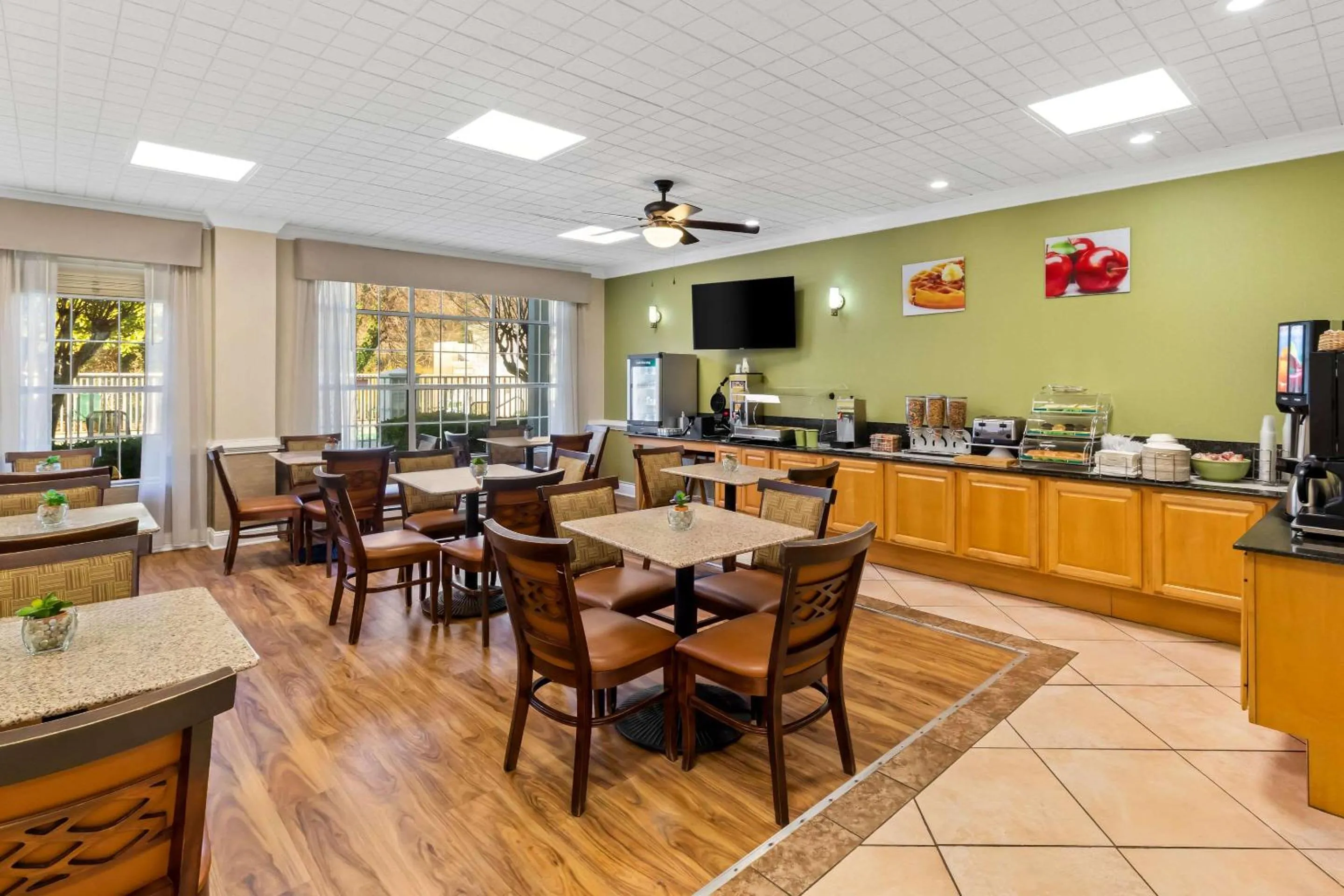 Breakfast in Quality Inn Fayetteville Near Historic Downtown Square