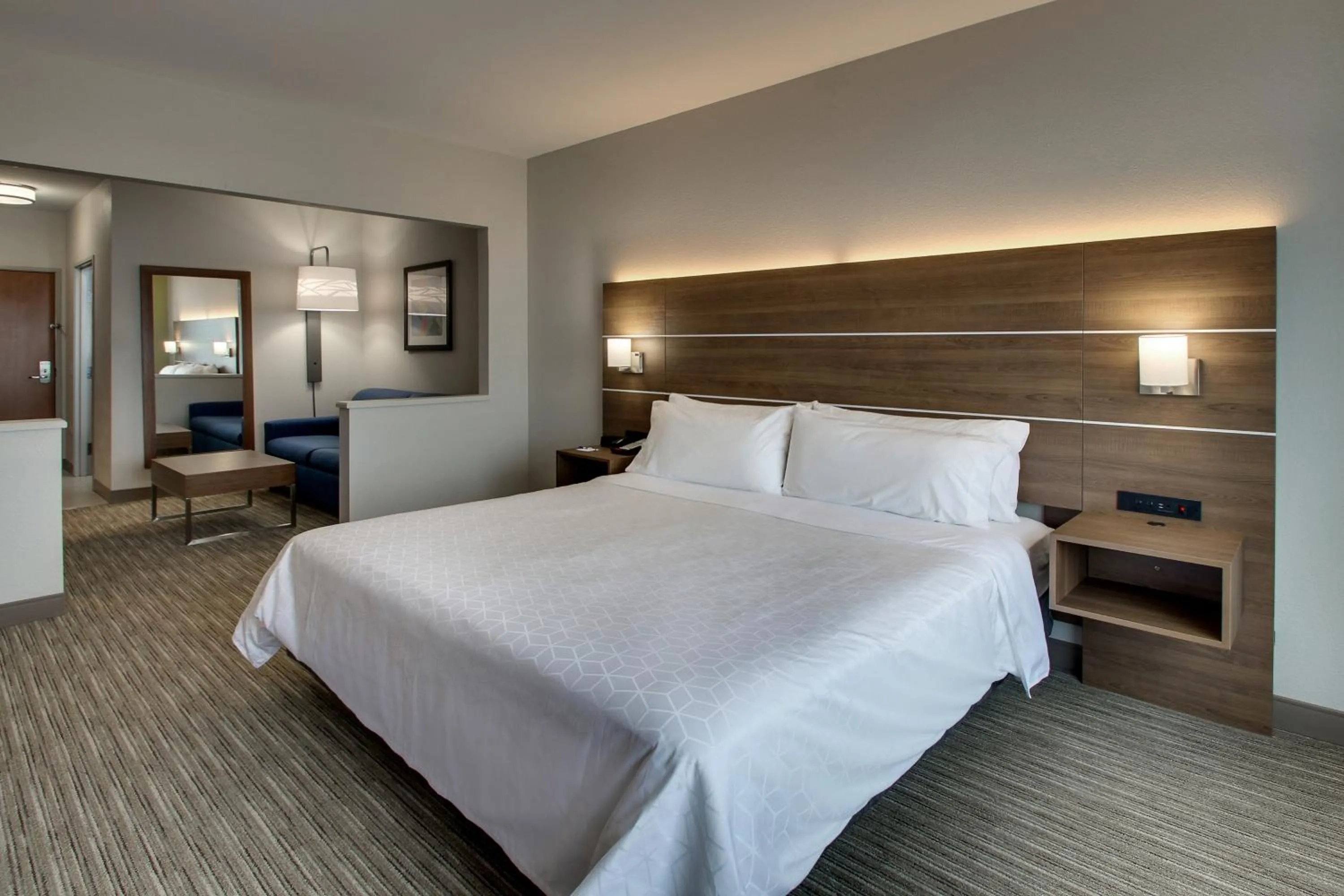 Photo of the whole room, Bed in Holiday Inn Express Hotel & Suites Waukegan/Gurnee by IHG