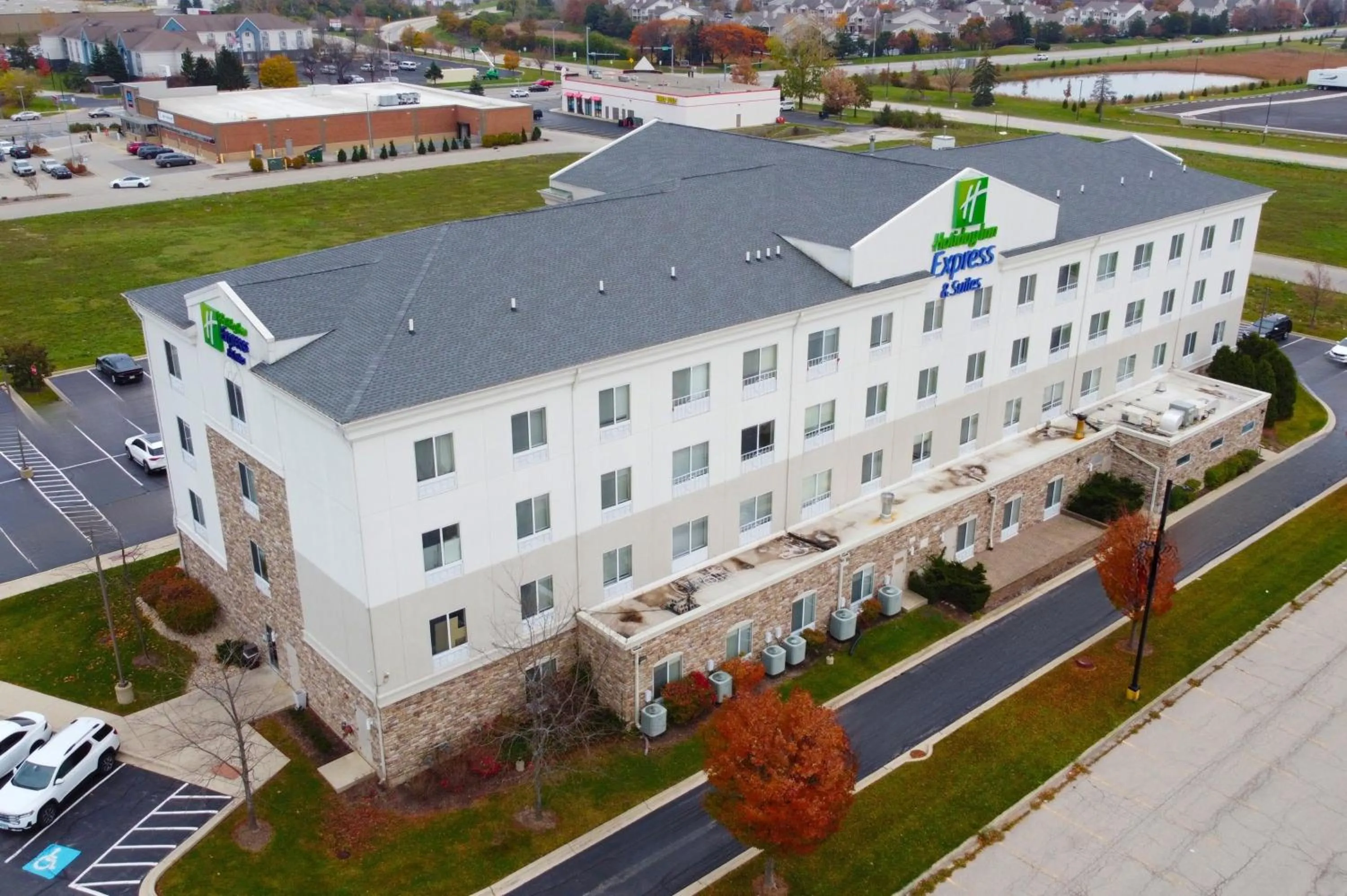 Property building in Holiday Inn Express Hotel & Suites Waukegan/Gurnee by IHG