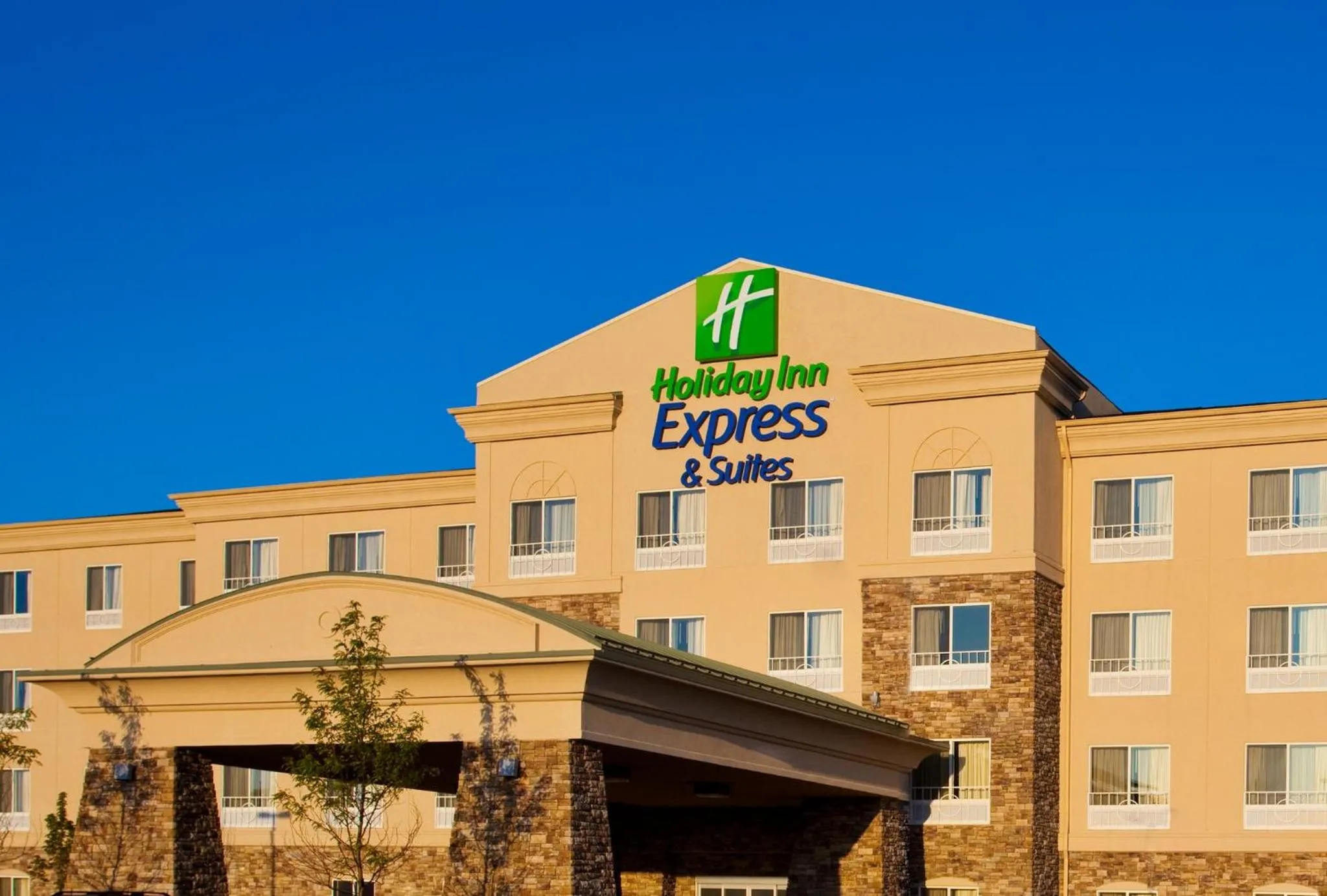 Property building in Holiday Inn Express Hotel & Suites Waukegan/Gurnee by IHG