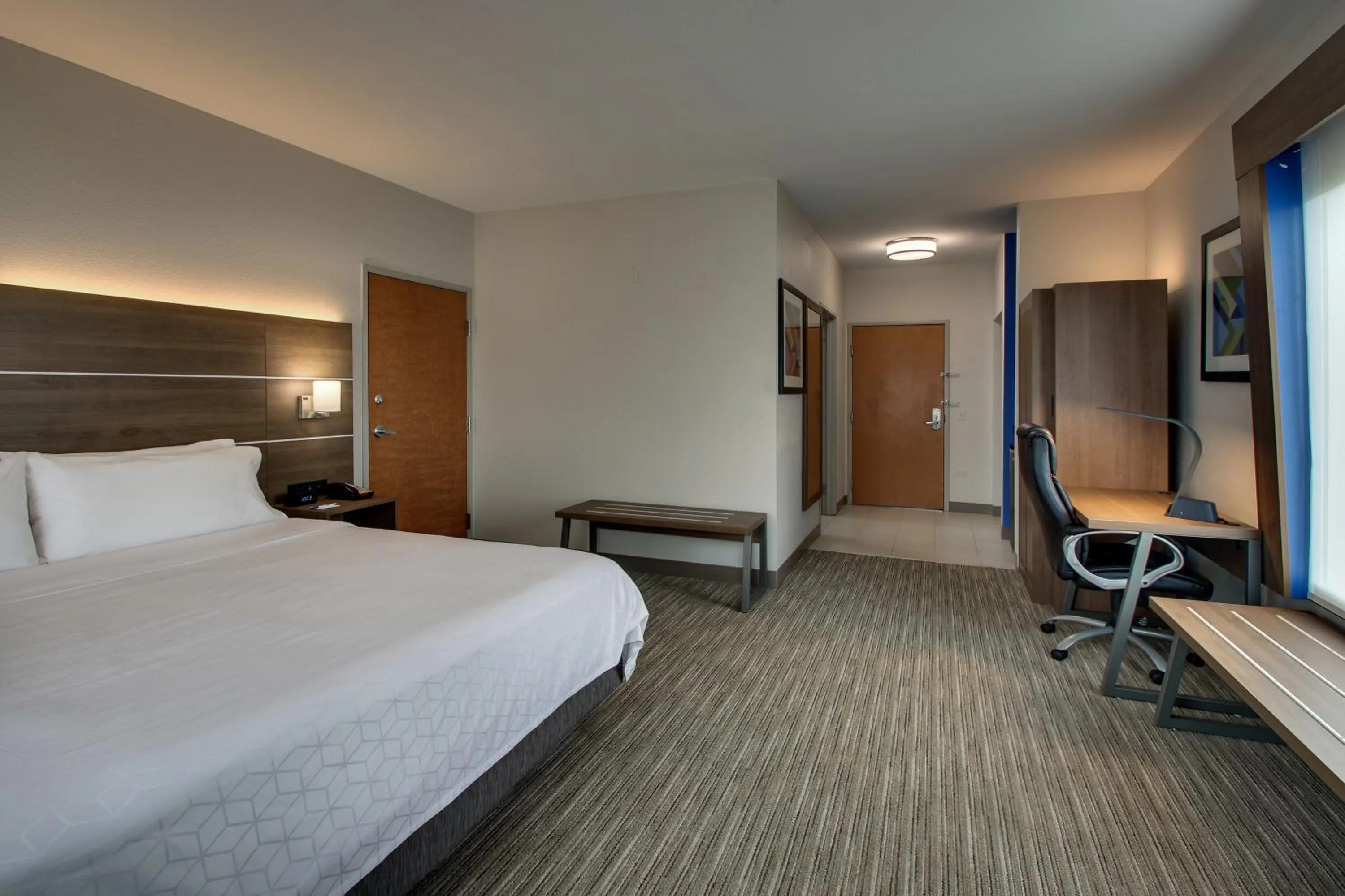 Photo of the whole room, Bed in Holiday Inn Express Hotel & Suites Waukegan/Gurnee by IHG