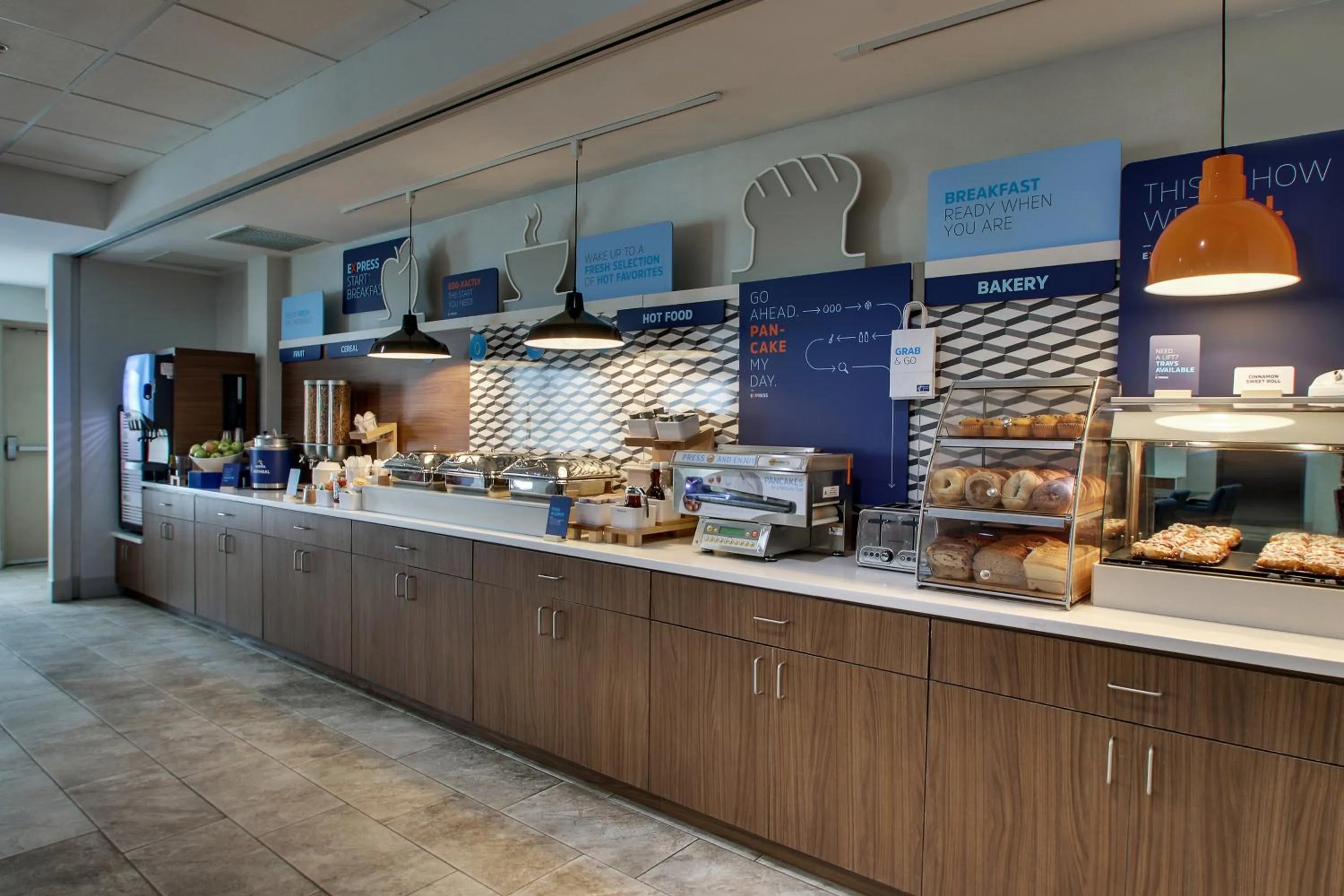 Buffet breakfast in Holiday Inn Express Hotel & Suites Waukegan/Gurnee by IHG