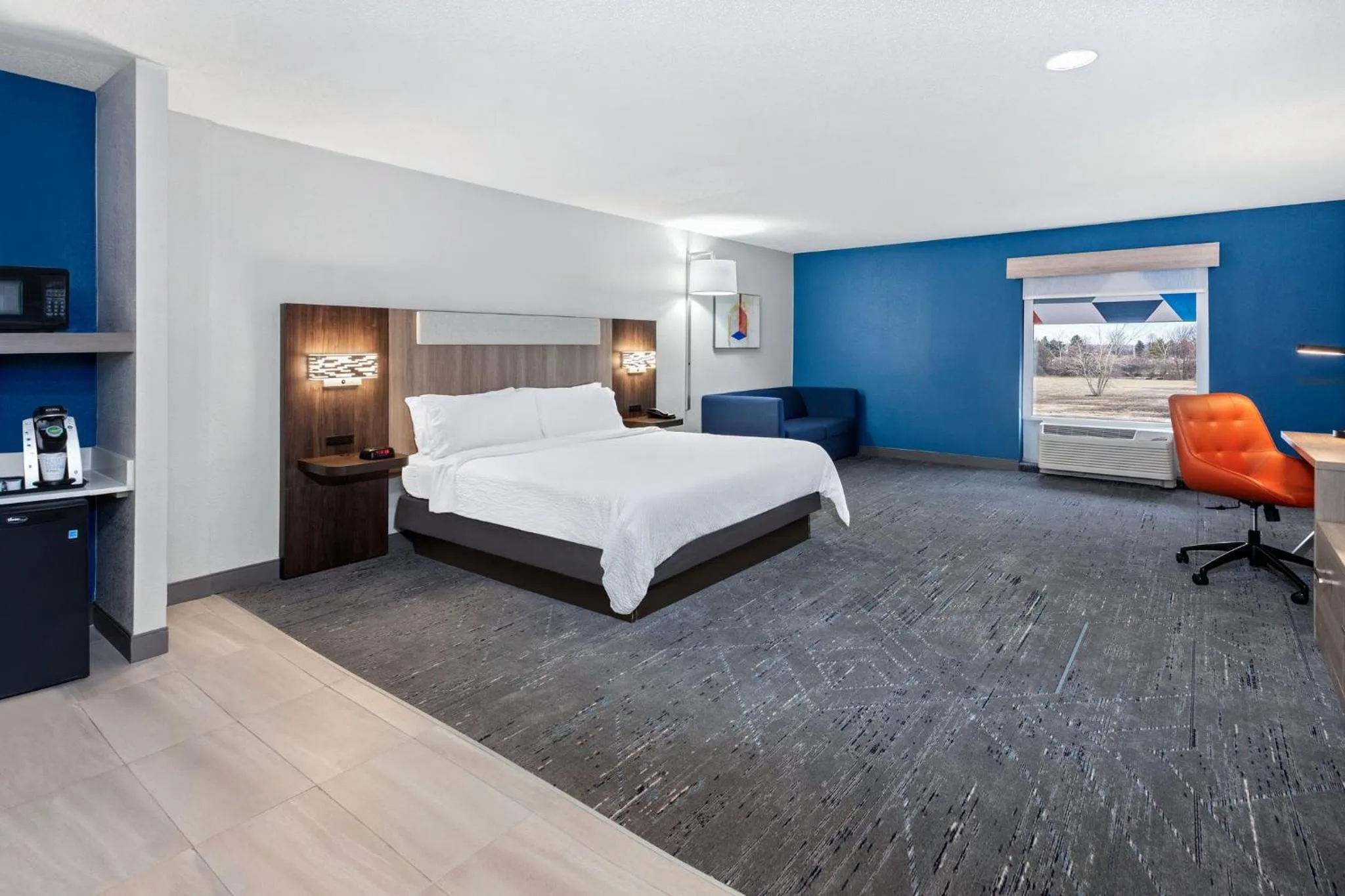 Photo of the whole room, Bed in Holiday Inn Express Hotel & Suites Chicago-Algonquin by IHG