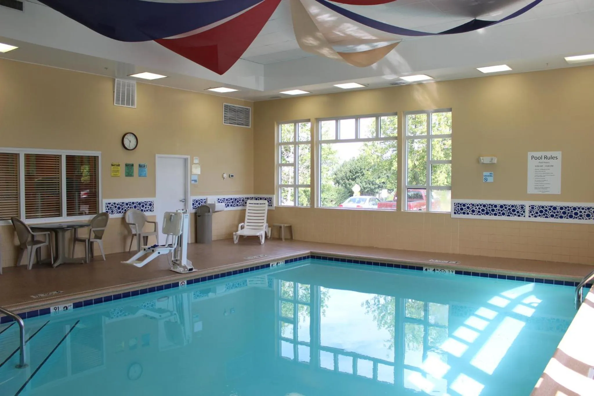 Swimming pool in Holiday Inn Express Hotel & Suites Chicago-Algonquin by IHG