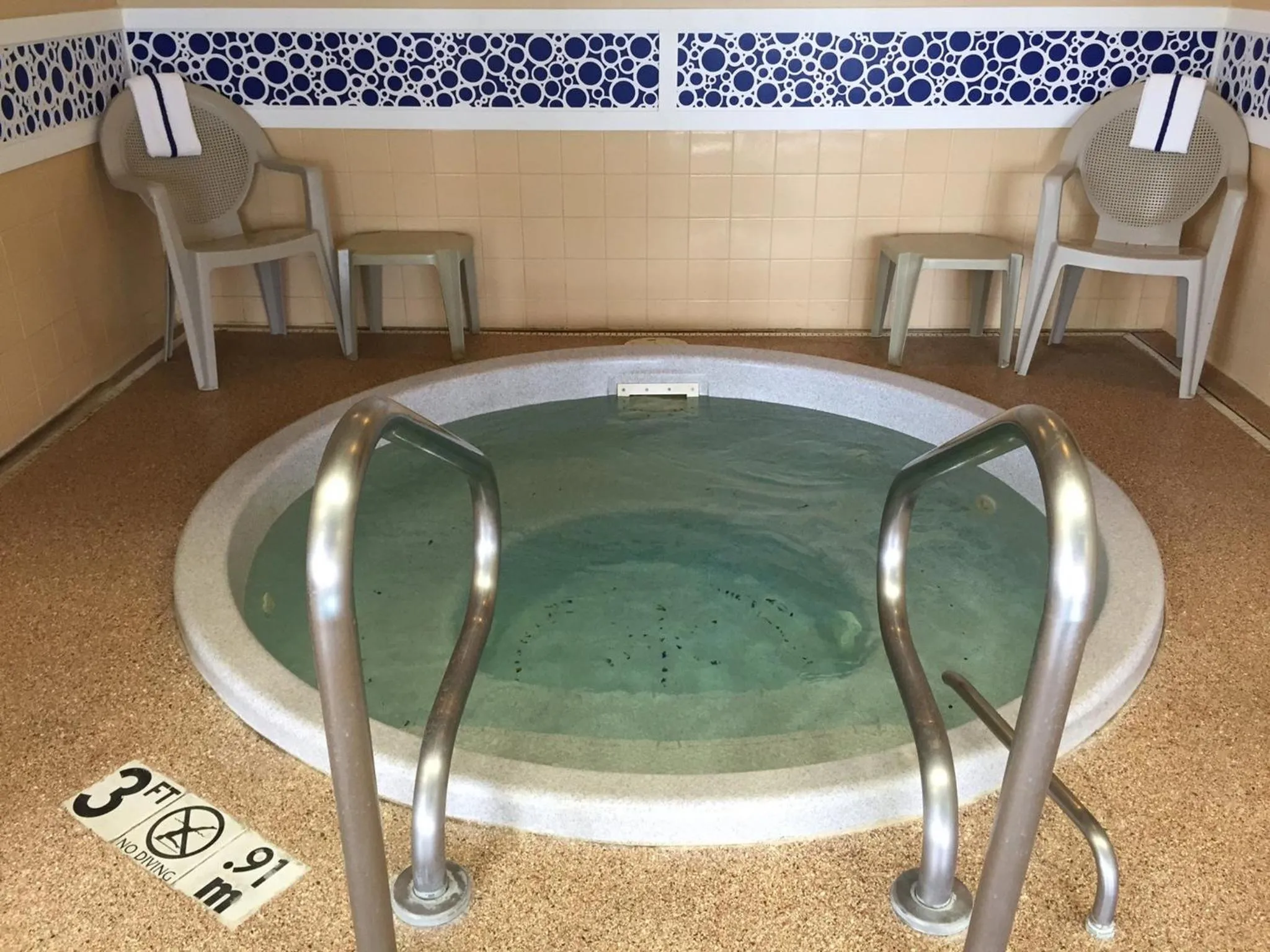 Swimming pool in Holiday Inn Express Hotel & Suites Chicago-Algonquin by IHG