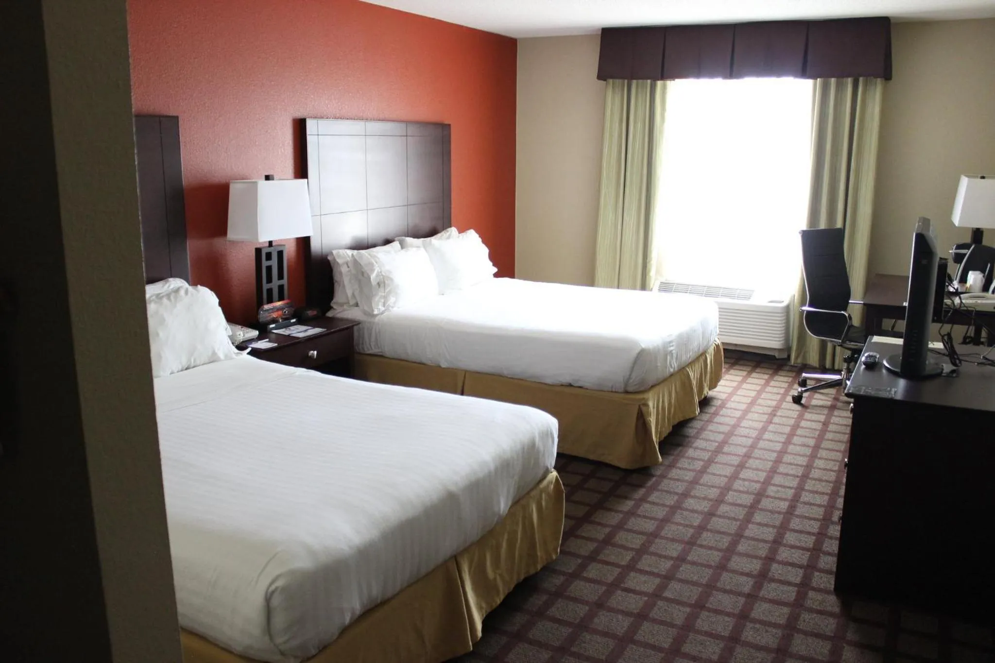 Photo of the whole room, Bed in Holiday Inn Express Hotel & Suites Chicago-Algonquin by IHG