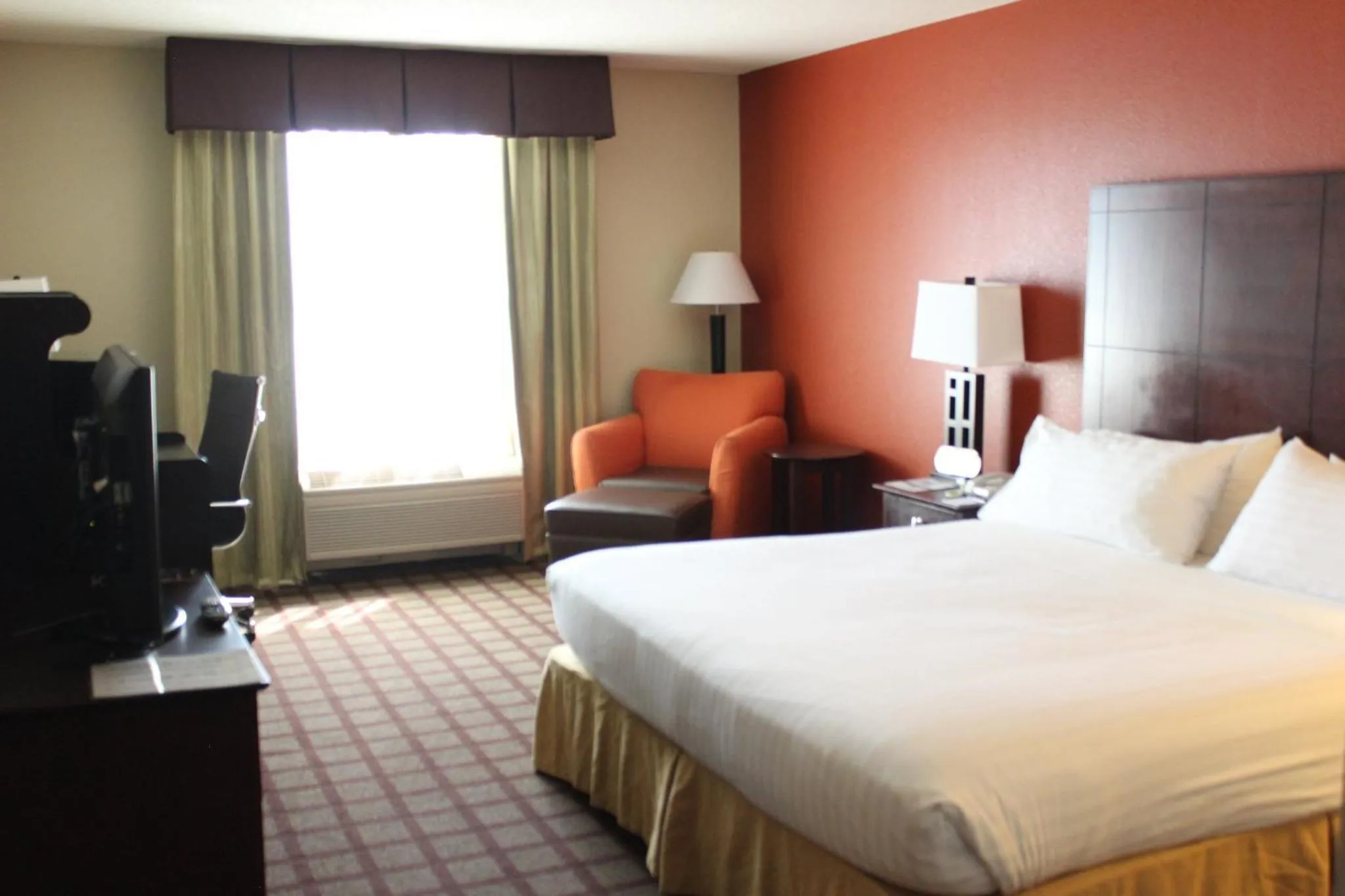 Photo of the whole room, Bed in Holiday Inn Express Hotel & Suites Chicago-Algonquin by IHG