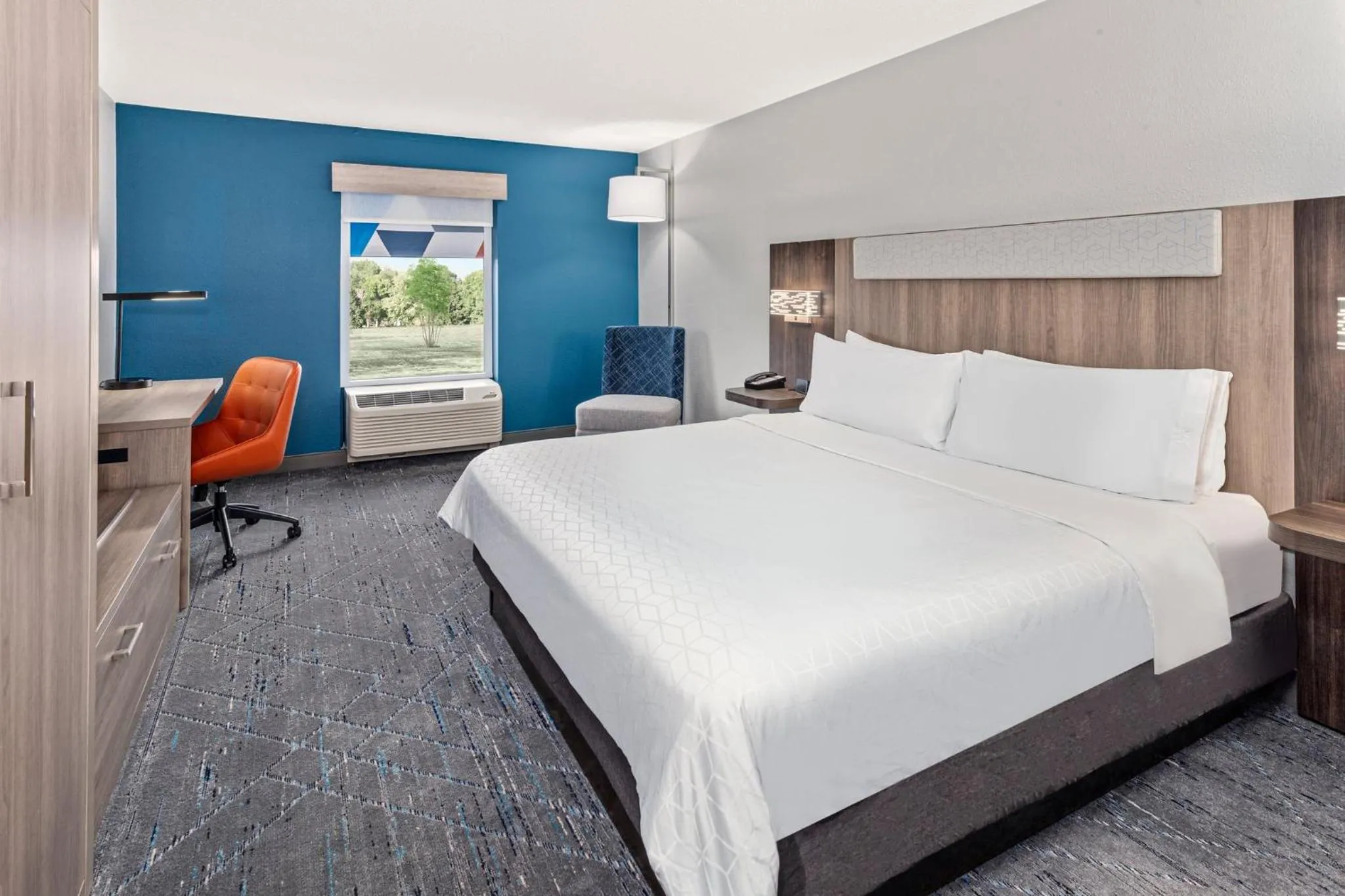 Photo of the whole room, Bed in Holiday Inn Express Hotel & Suites Chicago-Algonquin by IHG
