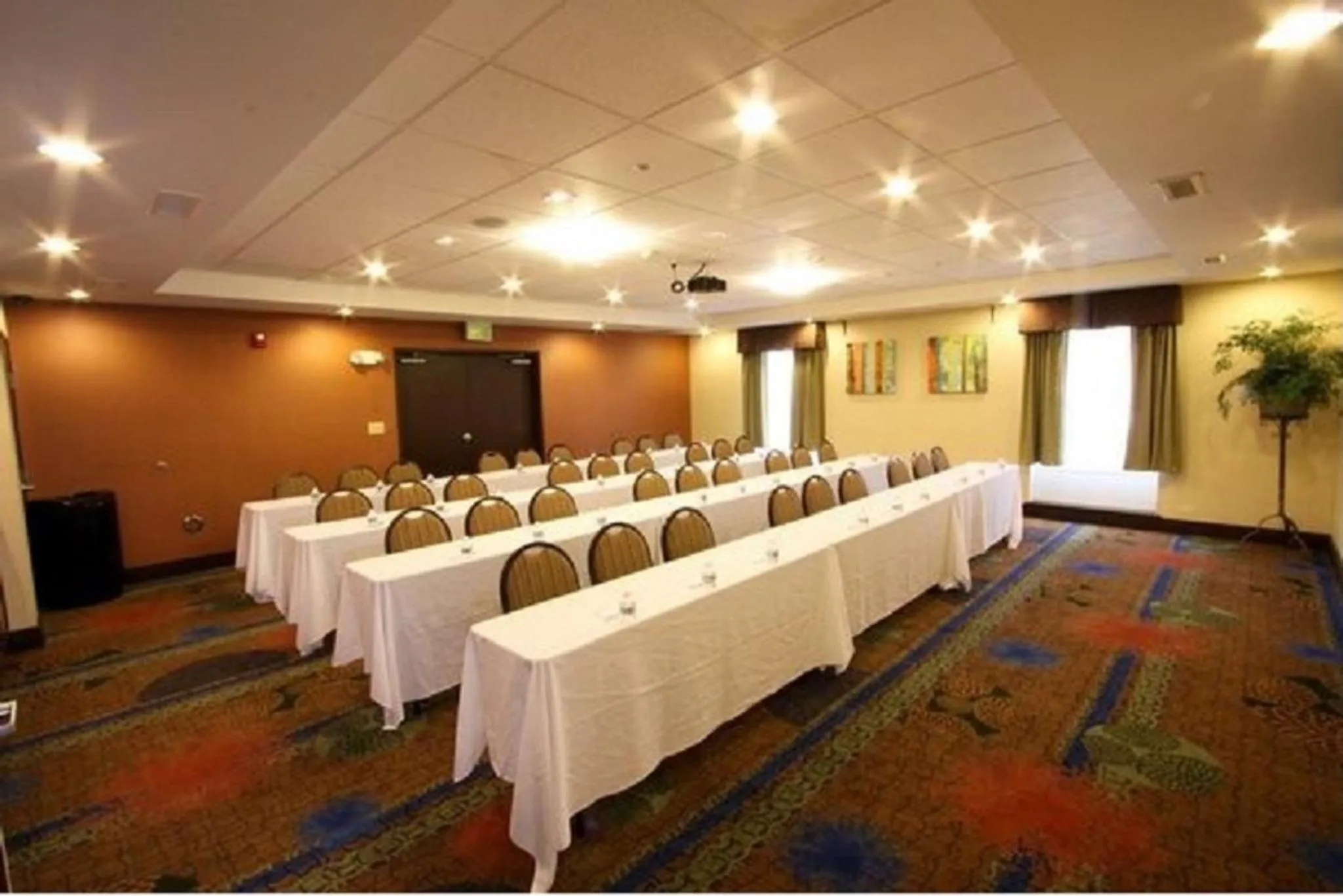 Meeting/conference room in Holiday Inn Express Hotel & Suites Chicago-Algonquin by IHG