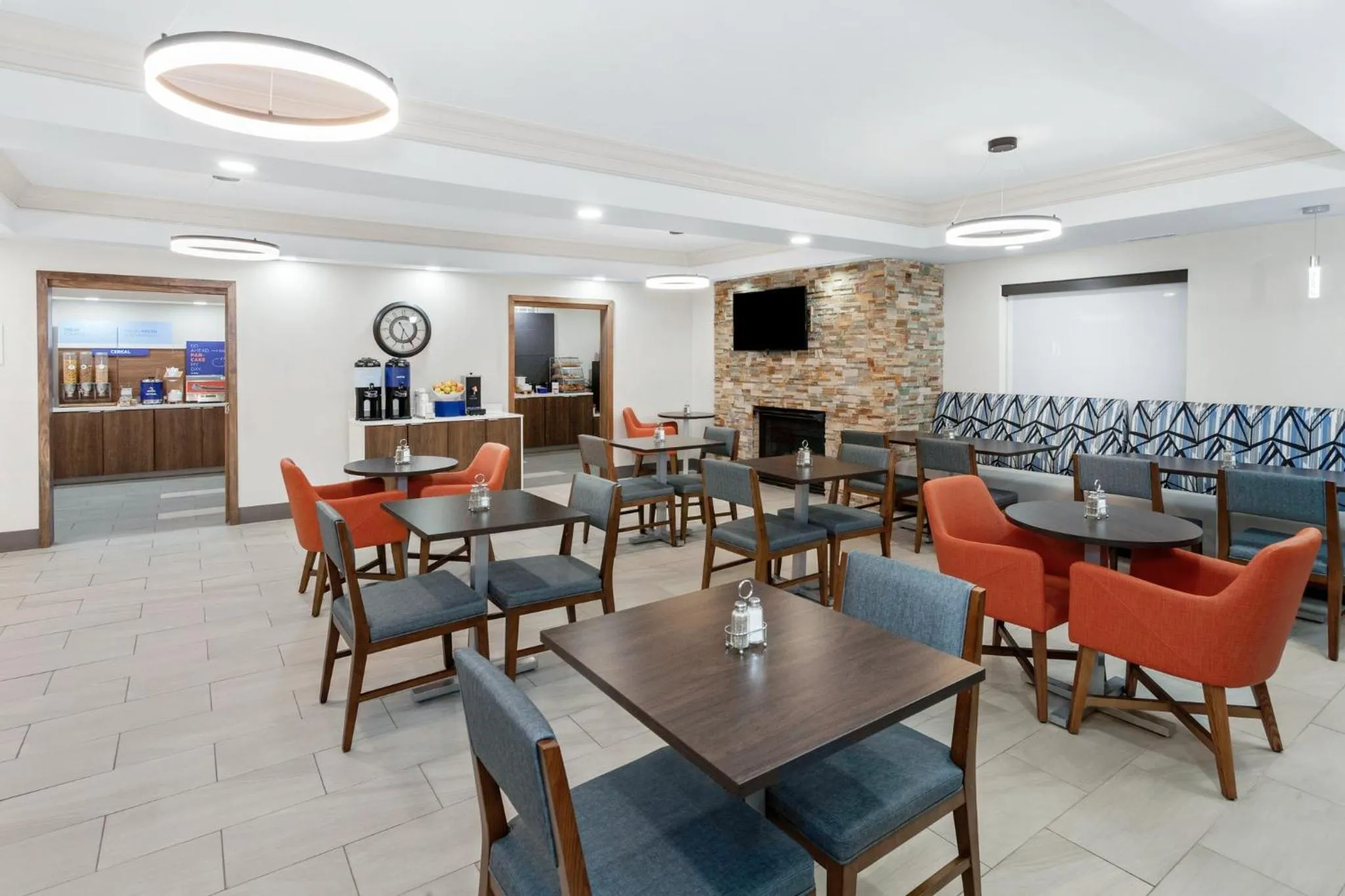 Breakfast in Holiday Inn Express Hotel & Suites Chicago-Algonquin by IHG