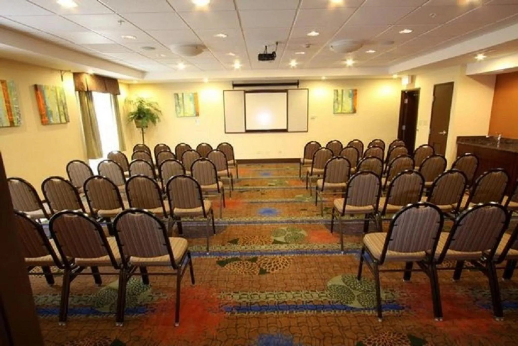 Meeting/conference room in Holiday Inn Express Hotel & Suites Chicago-Algonquin by IHG