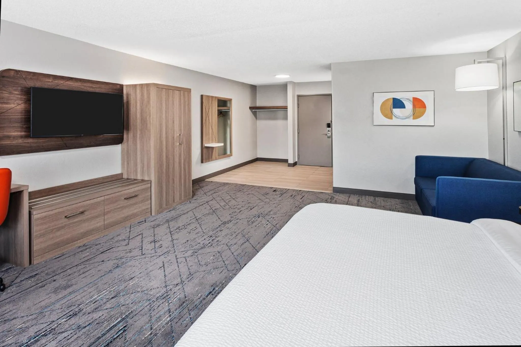 Photo of the whole room, Bed in Holiday Inn Express Hotel & Suites Chicago-Algonquin by IHG