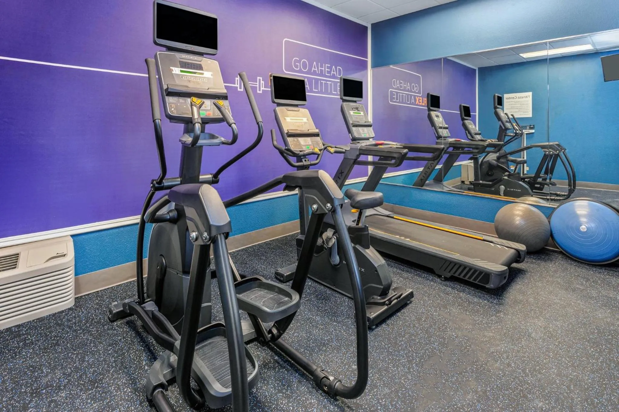 Spa and wellness centre/facilities in Holiday Inn Express Hotel & Suites Chicago-Algonquin by IHG