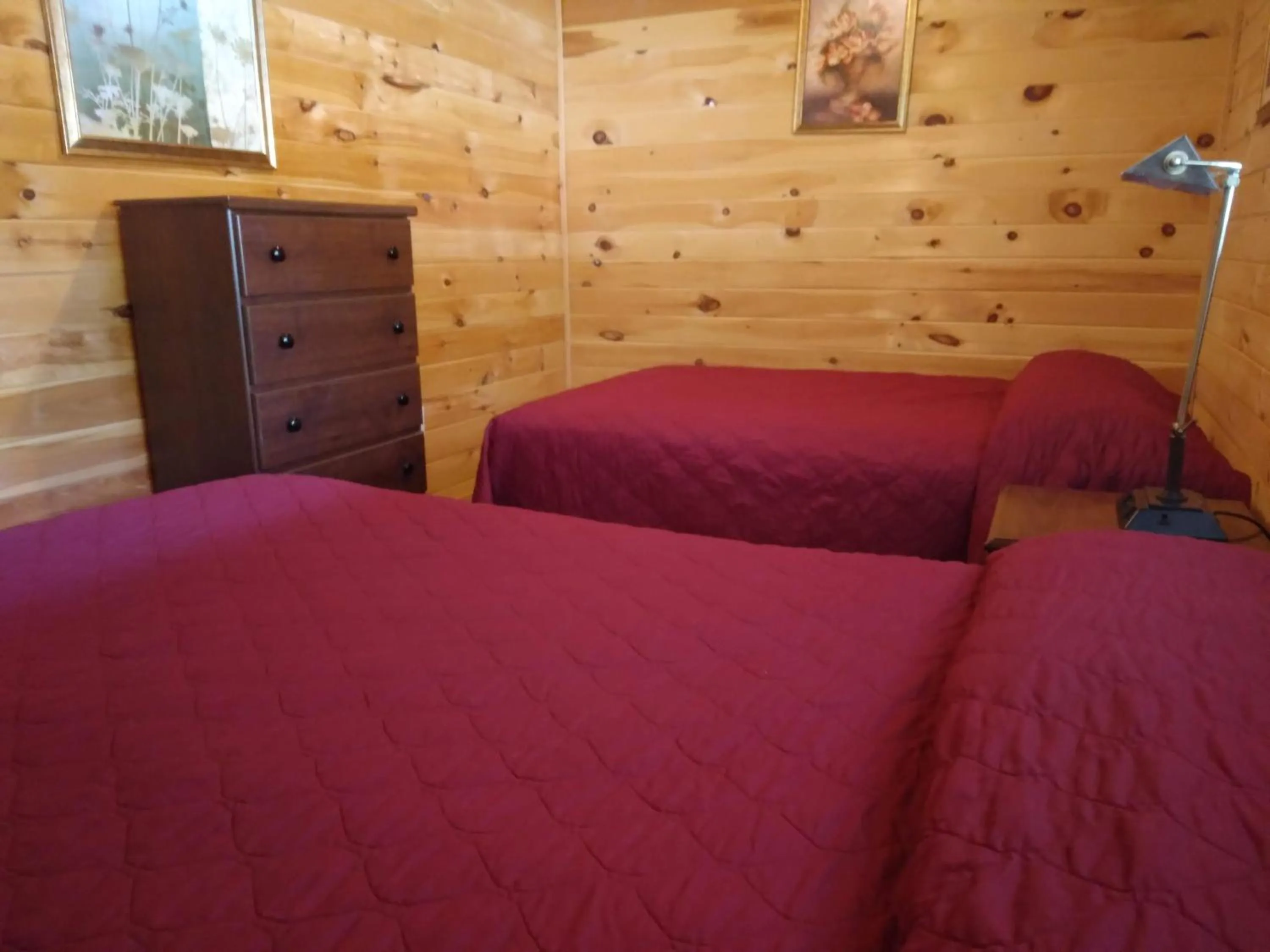 Bed in Olympian Resort Motel