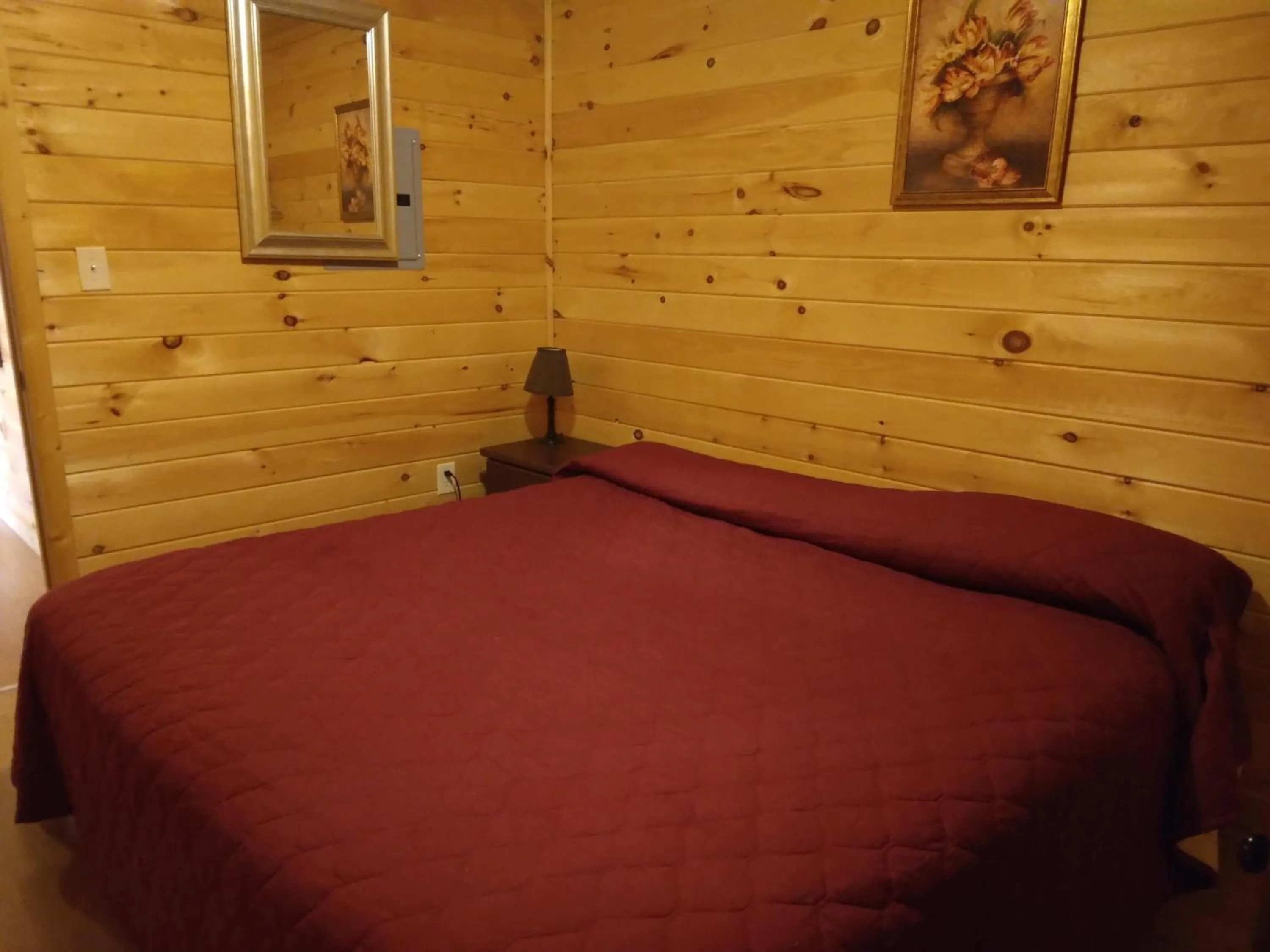 Bed in Olympian Resort Motel