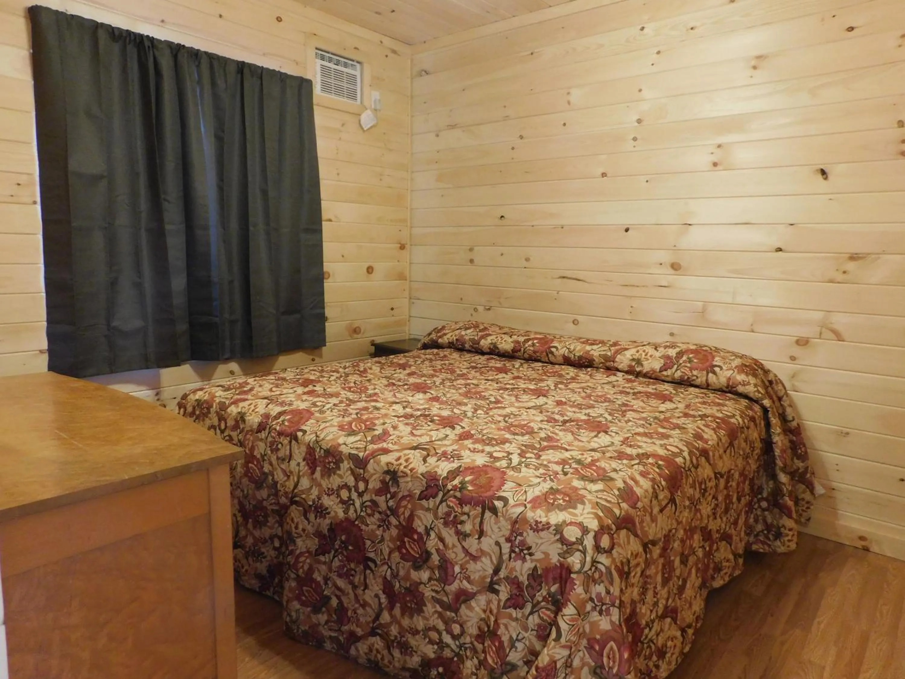 Bed in Olympian Resort Motel