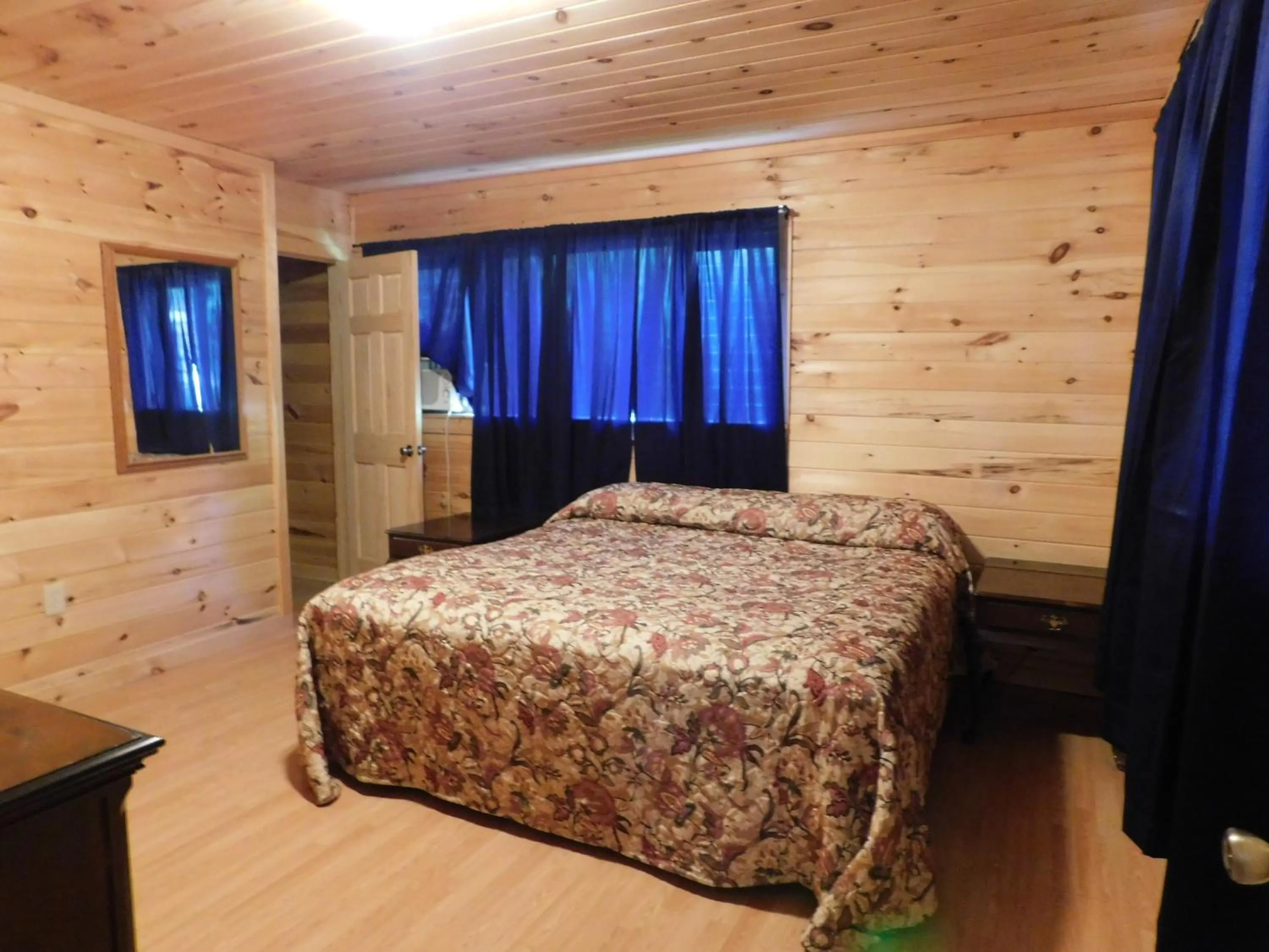 Bed in Olympian Resort Motel