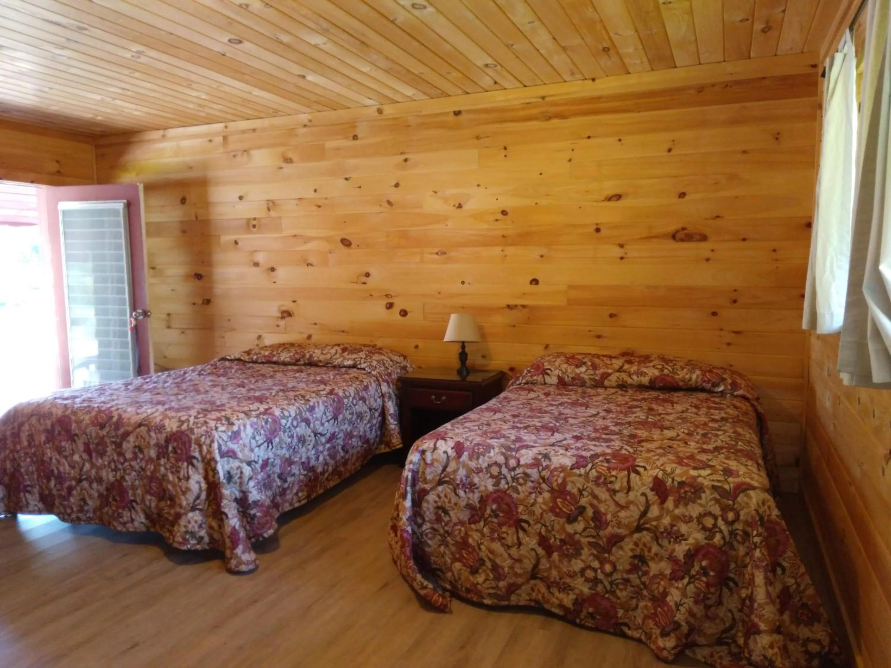 Bed in Olympian Resort Motel