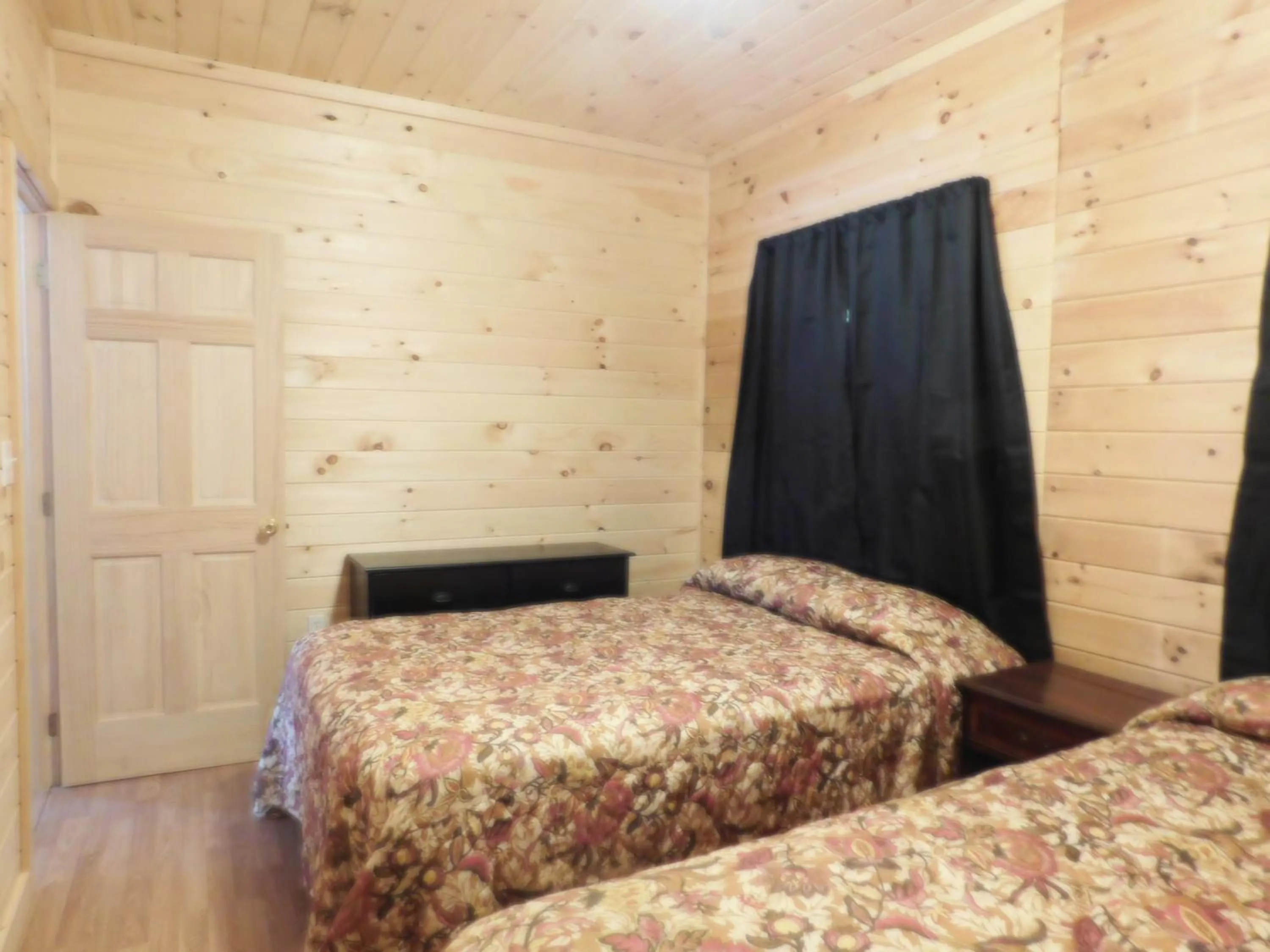 Bed in Olympian Resort Motel