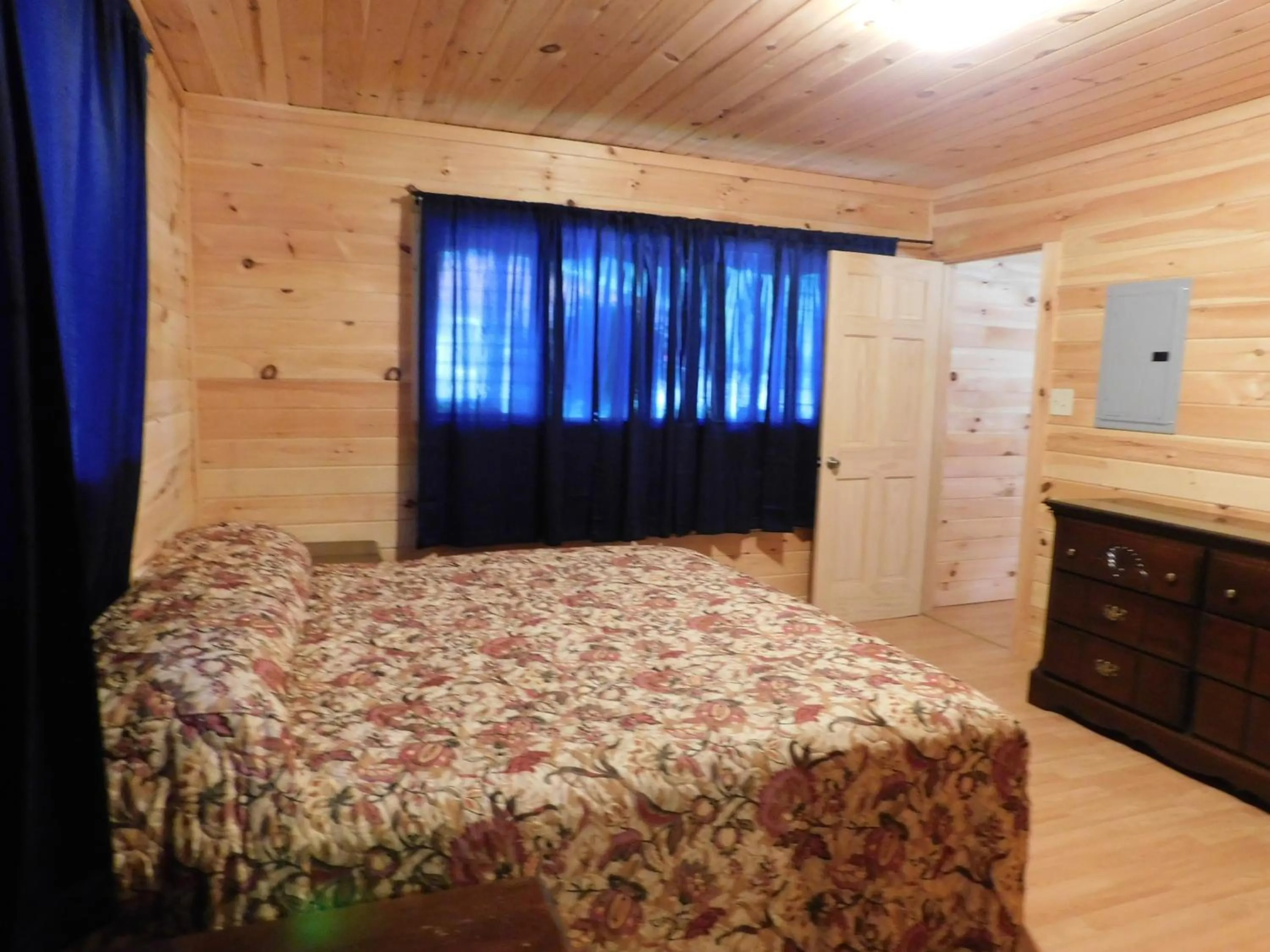 Bed in Olympian Resort Motel