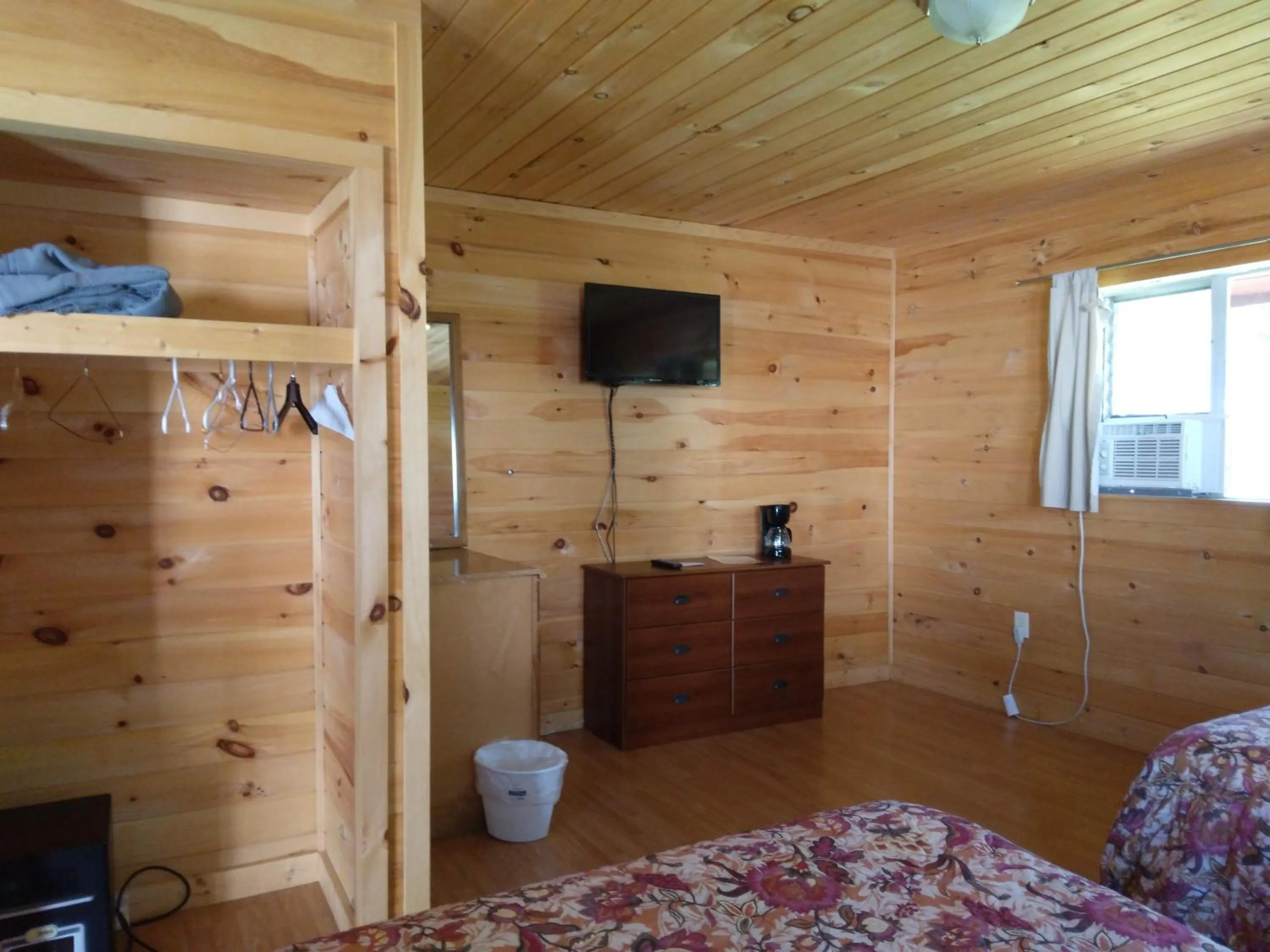 Bed in Olympian Resort Motel