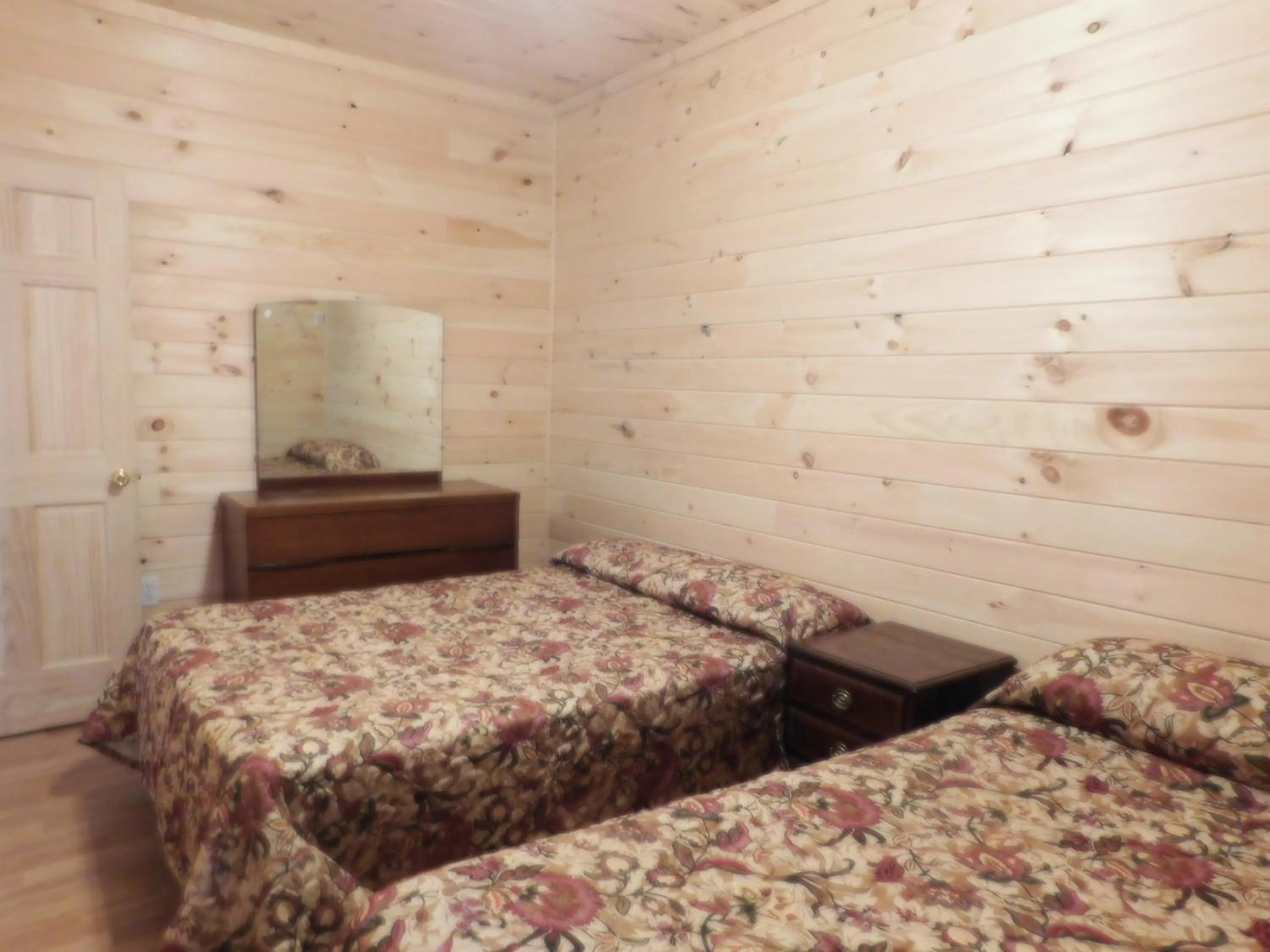 Bed in Olympian Resort Motel