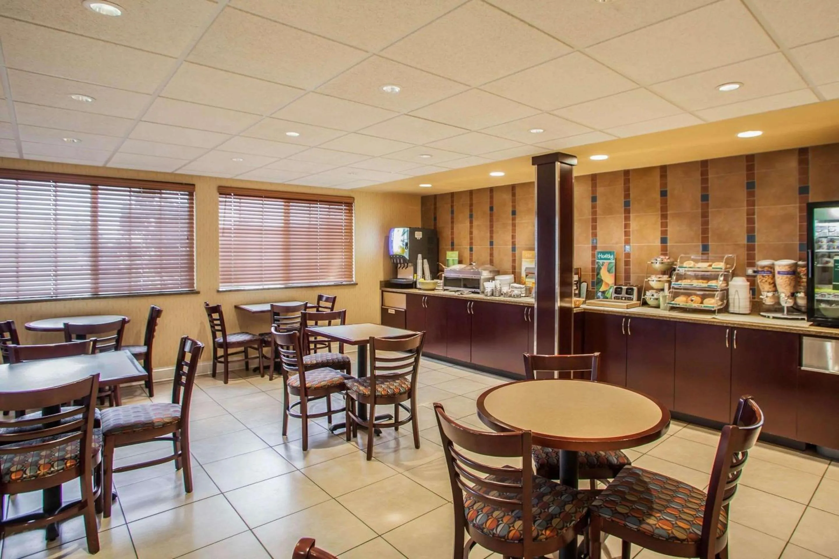 Restaurant/places to eat in Quality Inn & Suites St Charles -West Chicago