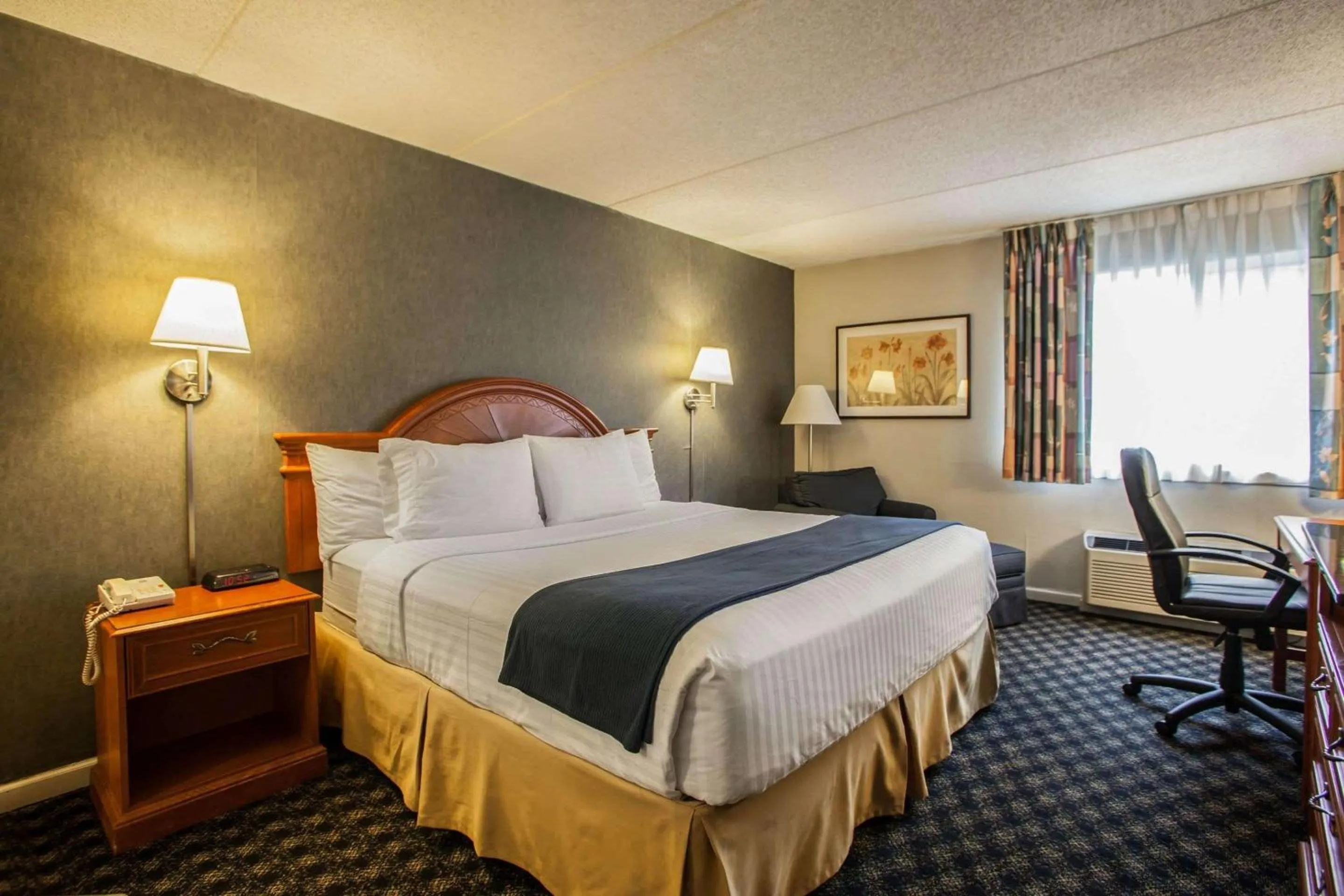 Photo of the whole room, Bed in Quality Inn & Suites St Charles -West Chicago