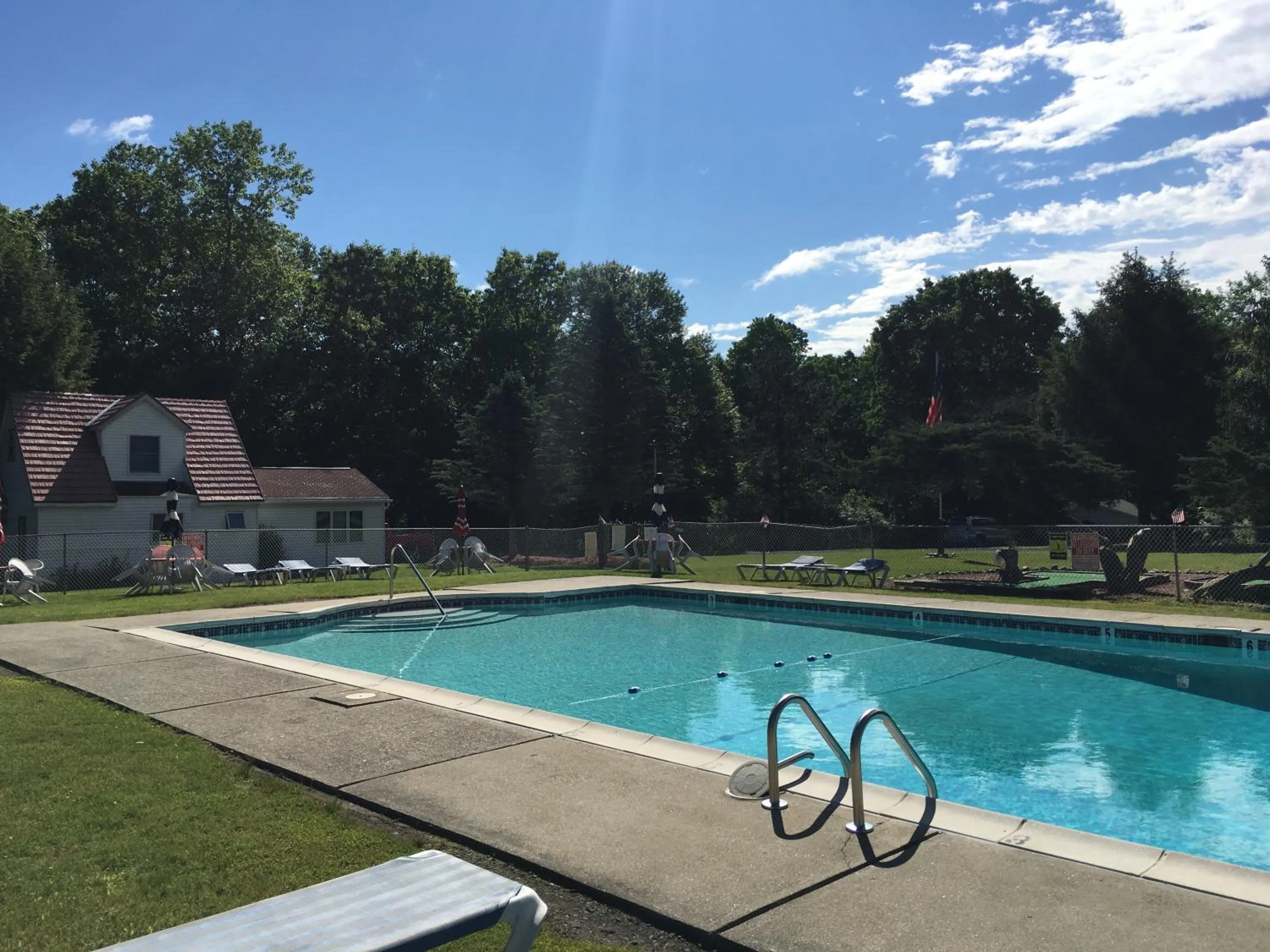 Swimming pool in Echo Valley Cottages
