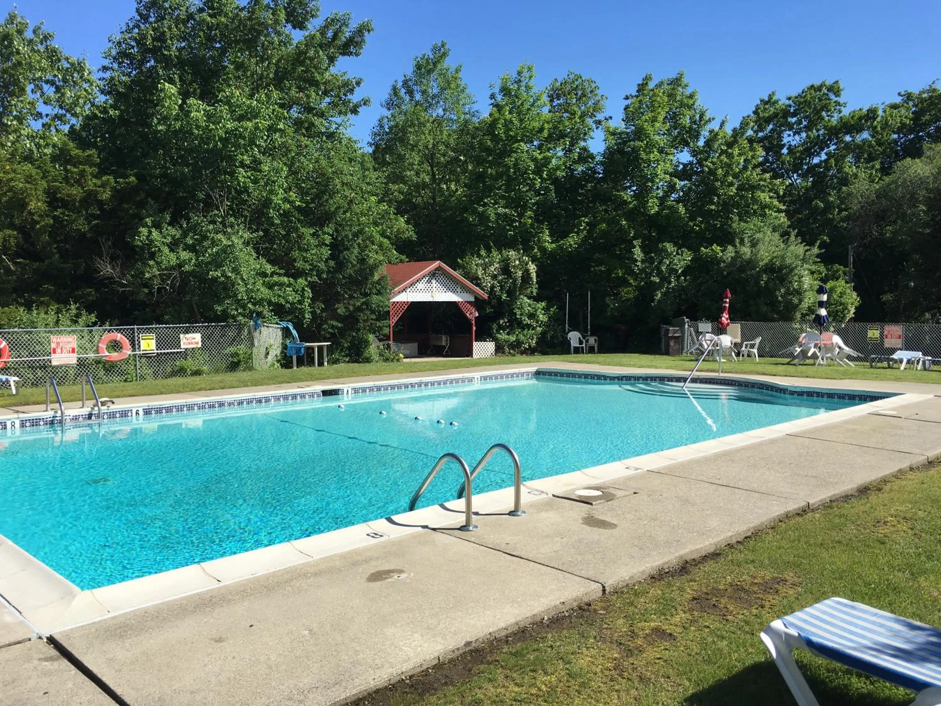 Swimming pool in Echo Valley Cottages