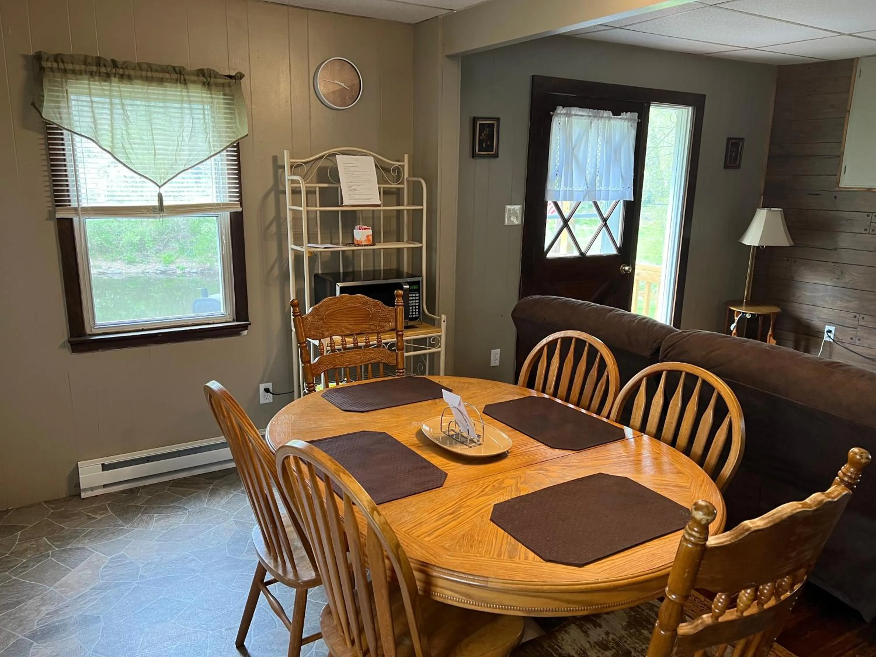 Dining area in Echo Valley Cottages