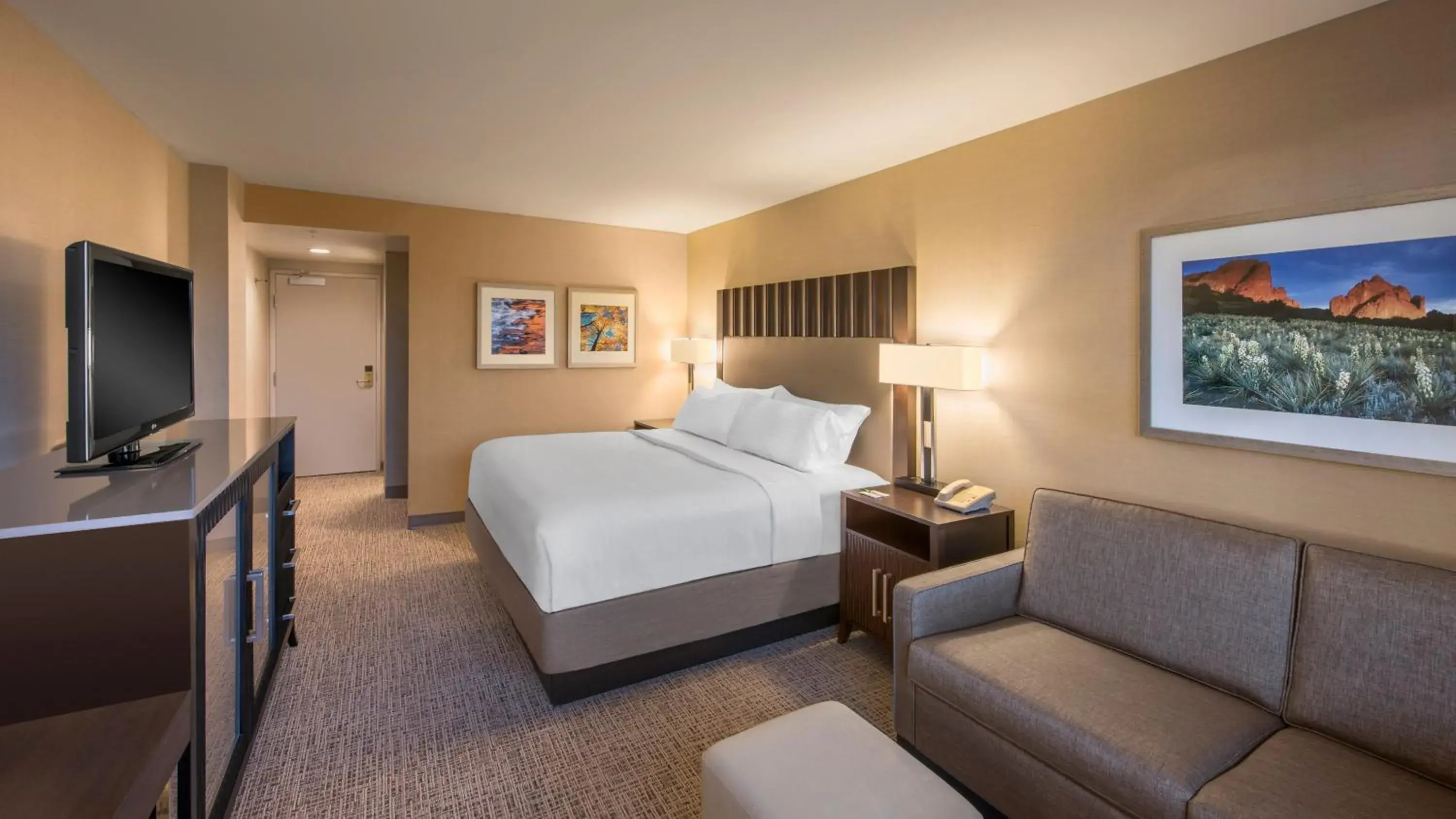 Standard King Room with Sofa Bed in Holiday Inn Denver Lakewood by IHG Standard King Room with Sofa Bed in Holiday Inn Denver Lakewood by IHG