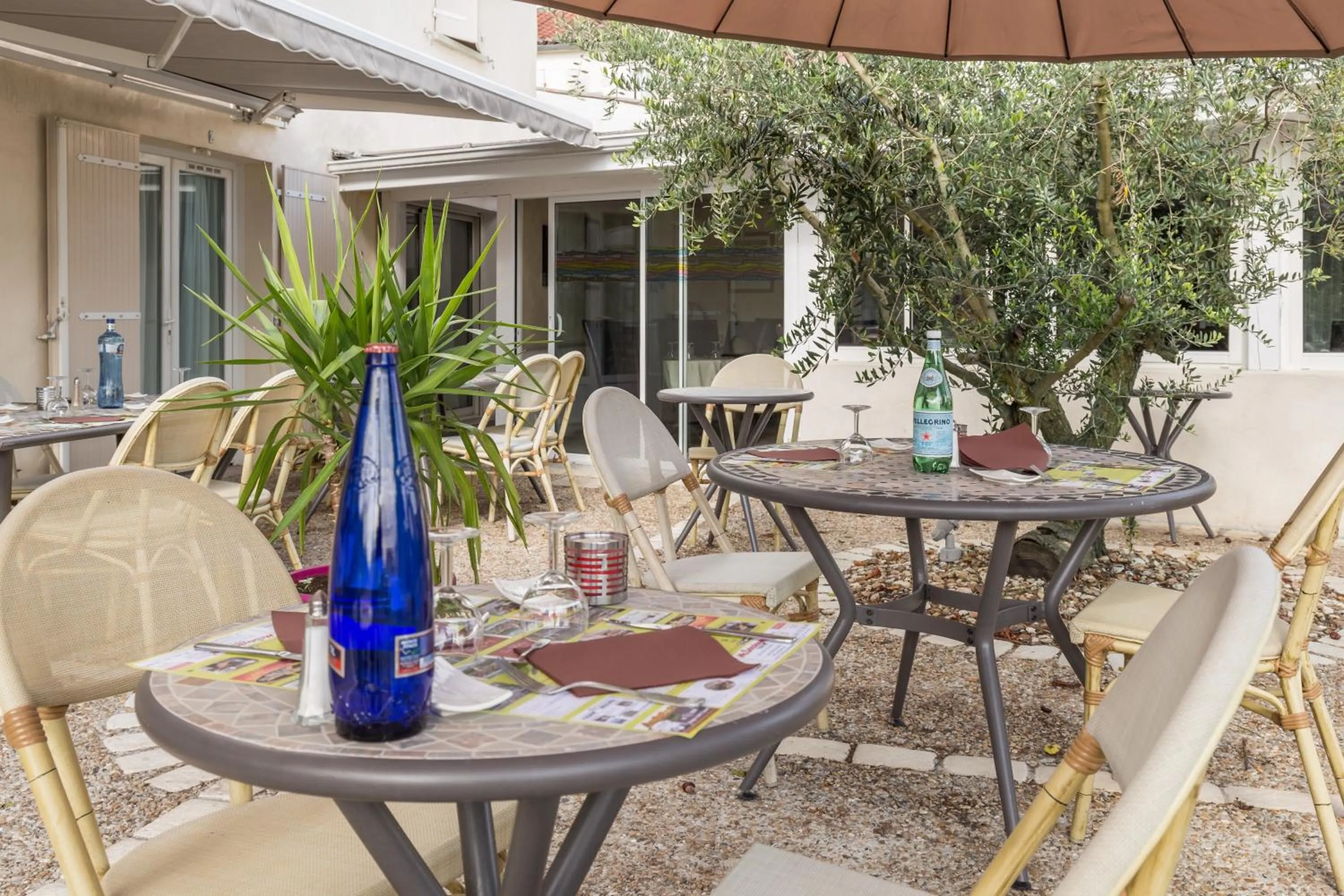 Restaurant/places to eat in Logis Hôtel L'Oliveraie