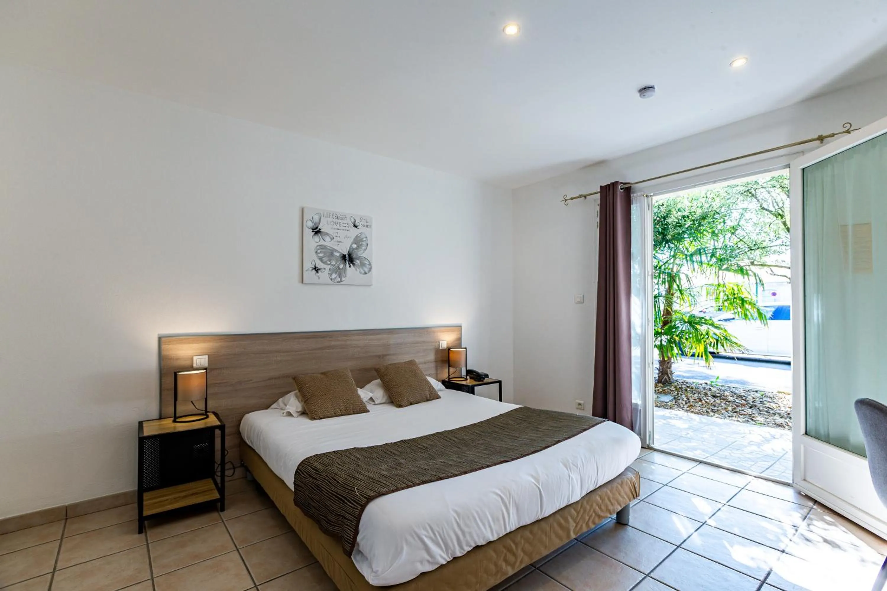 Bed in Logis Hôtel L'Oliveraie