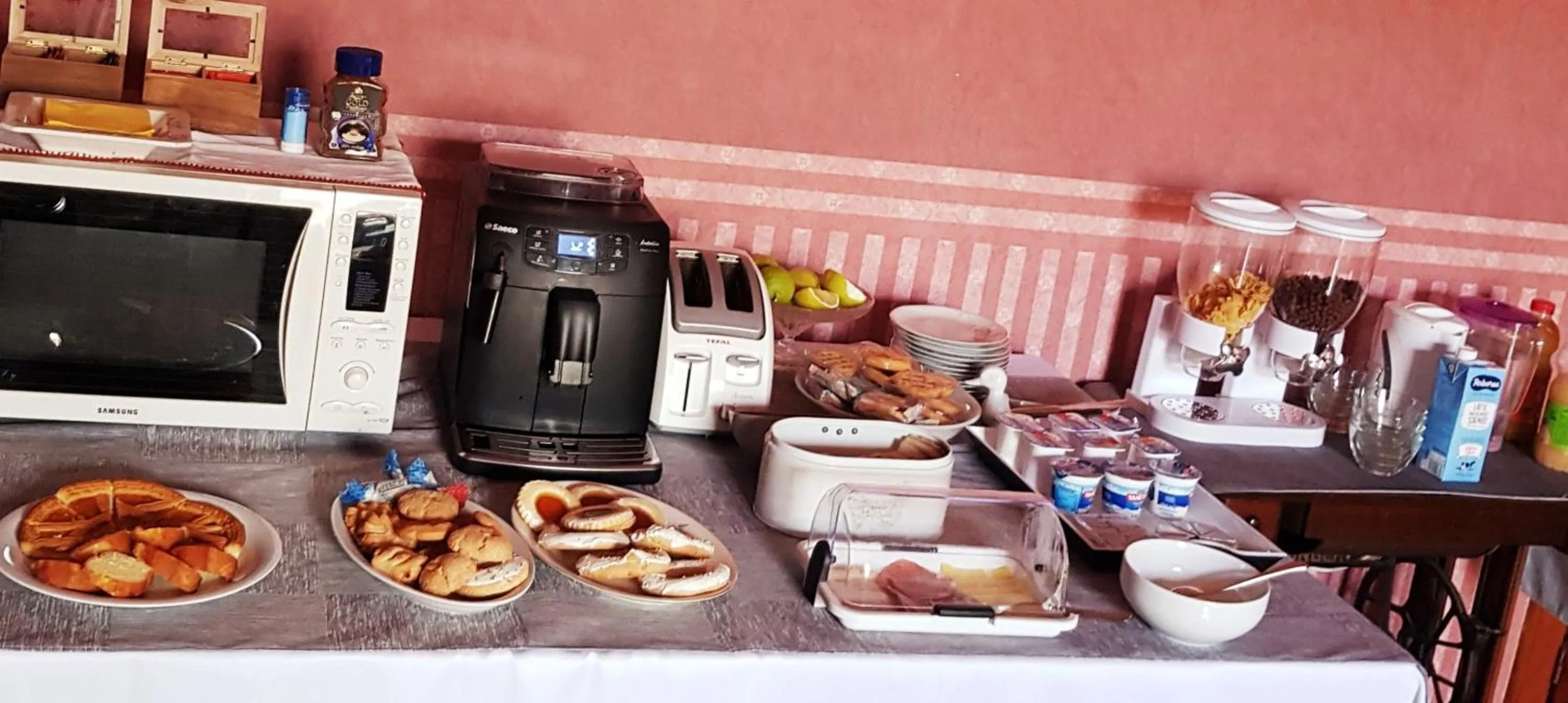 Buffet breakfast in Casa Tonina