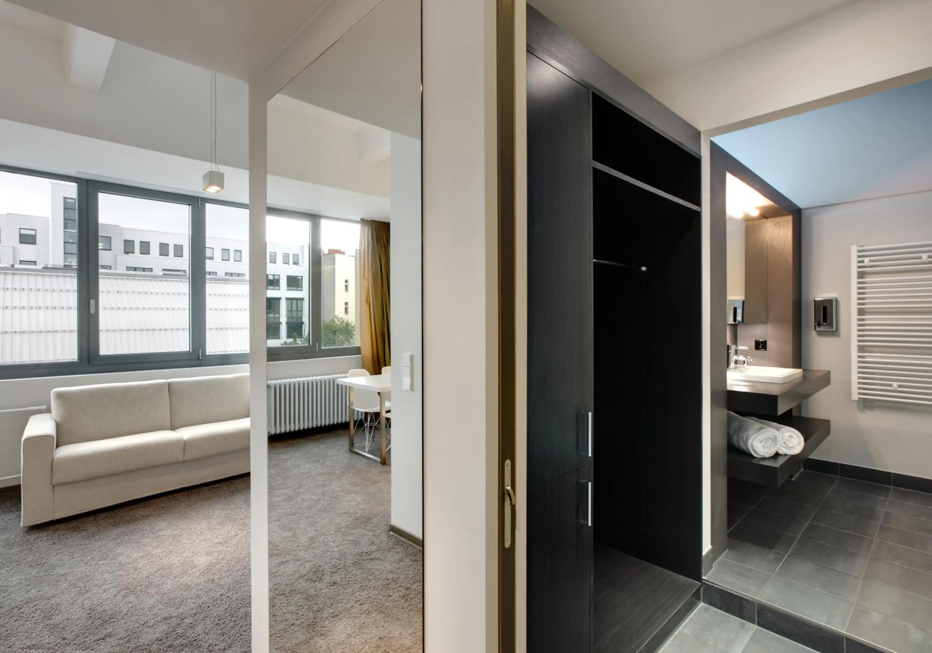 Shower, Bed in Aspria Berlin Ku'damm Sport & Spa