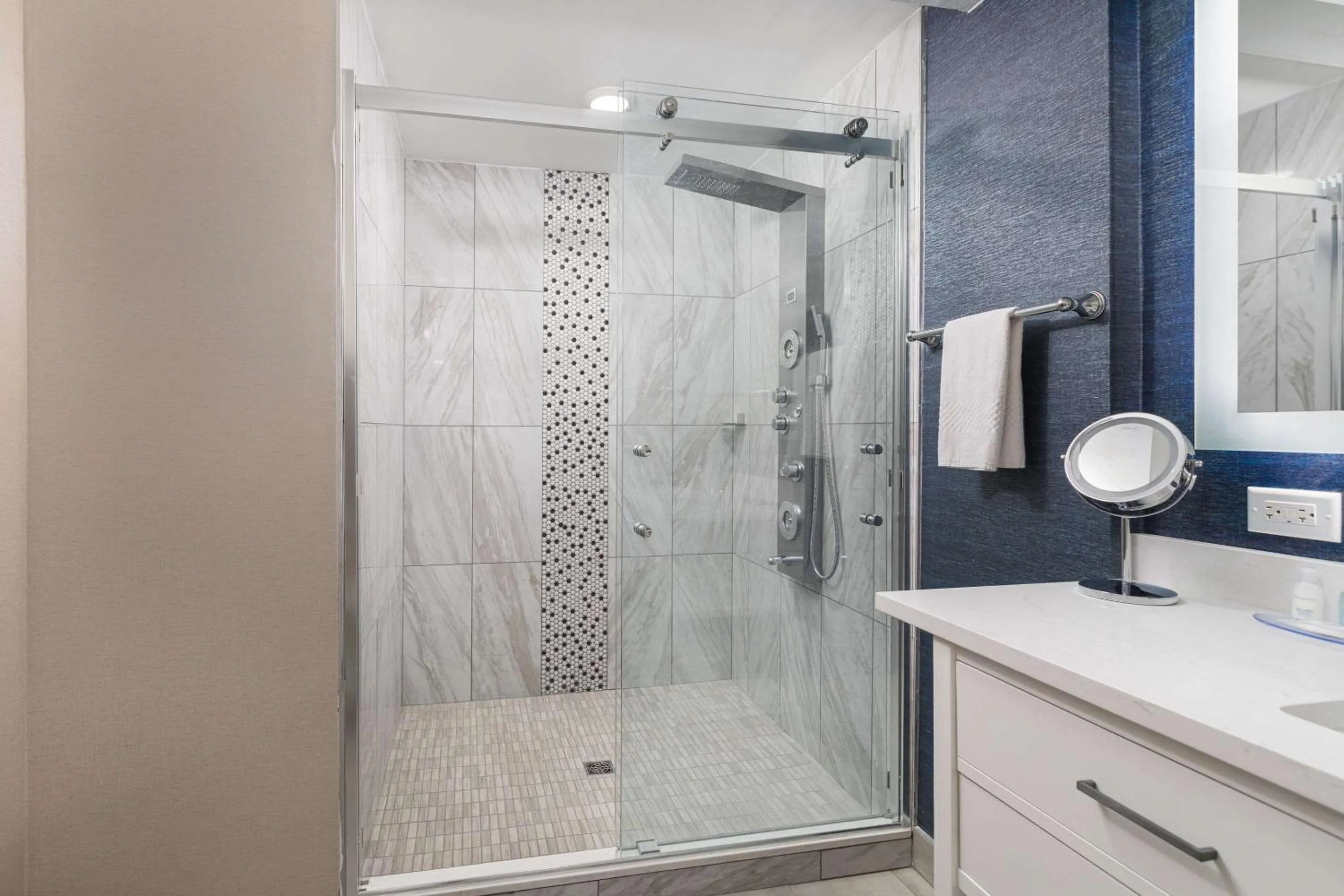 Bedroom in Clarion Hotel & Convention Center Joliet