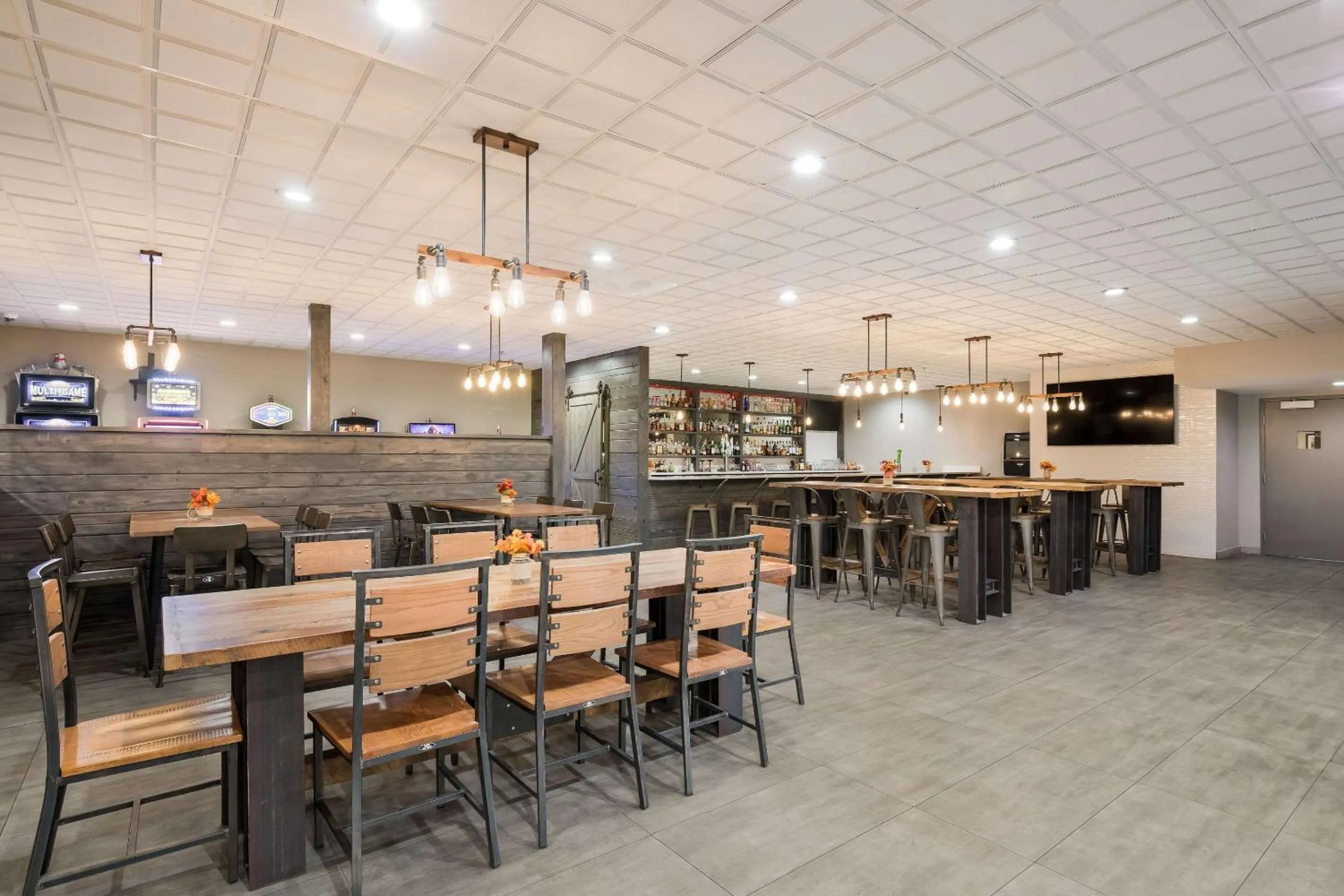 Restaurant/places to eat in Clarion Hotel & Convention Center Joliet