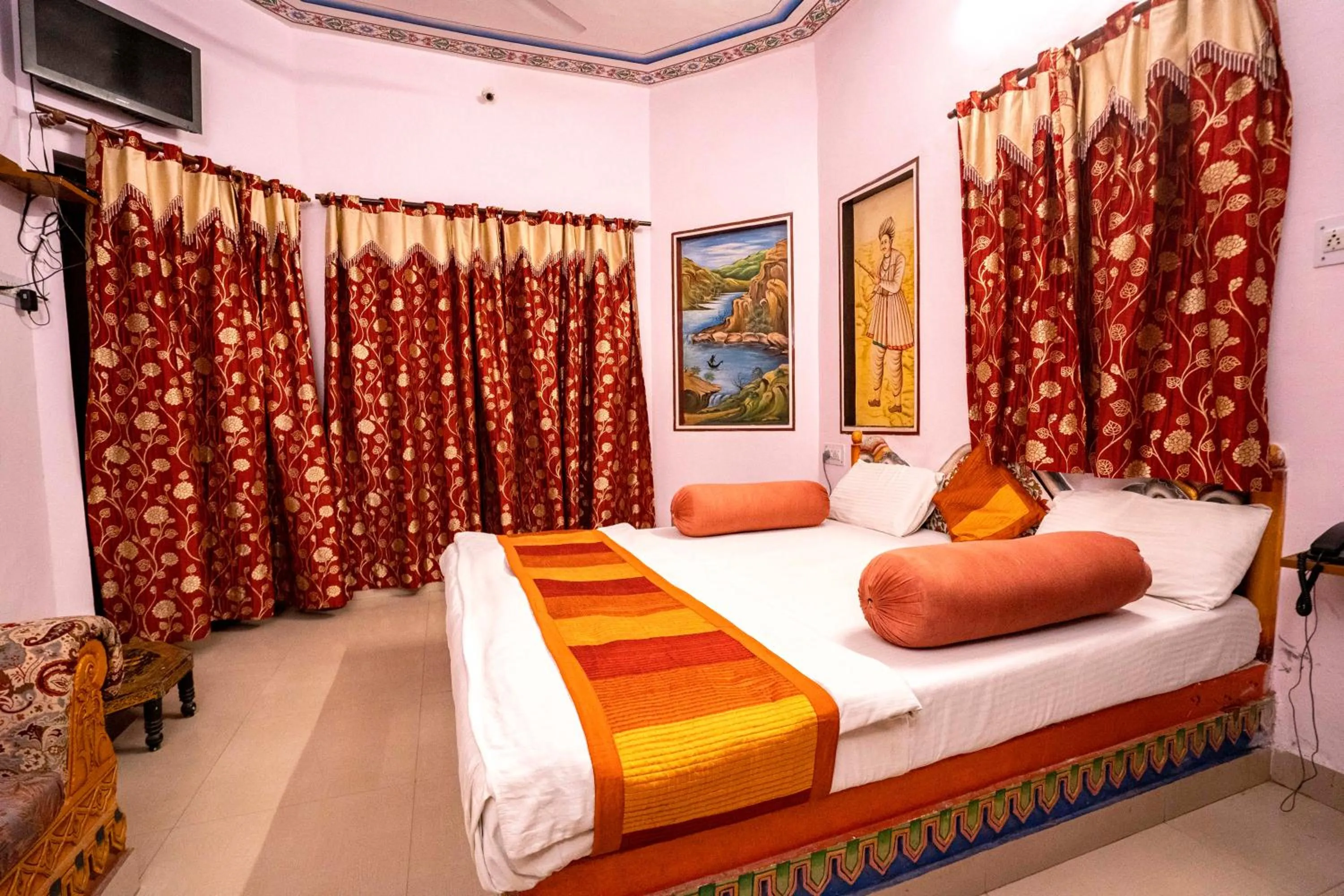 Bed in Swad Ri Dhani, Ajmer