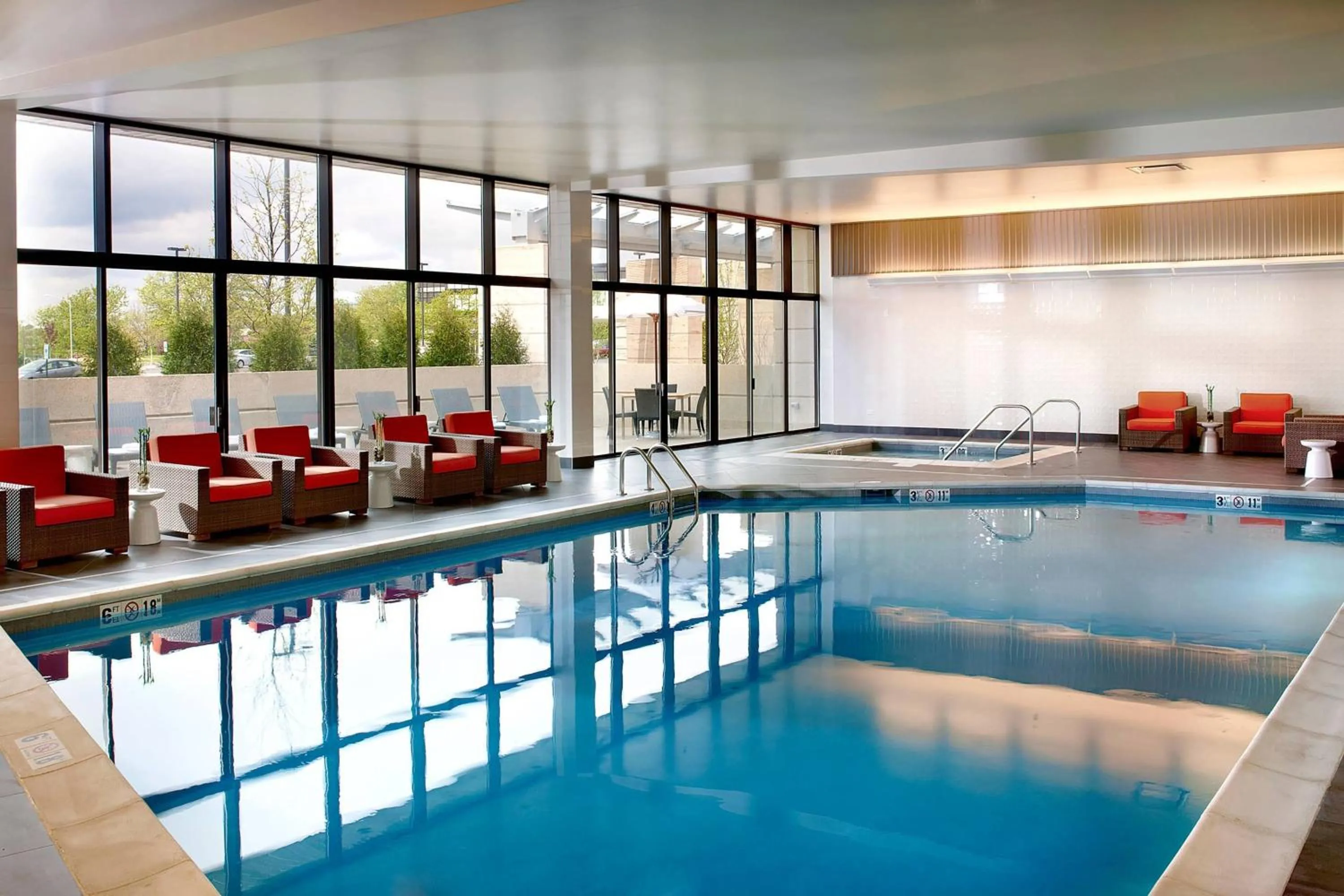 Swimming pool in Chicago Marriott Naperville