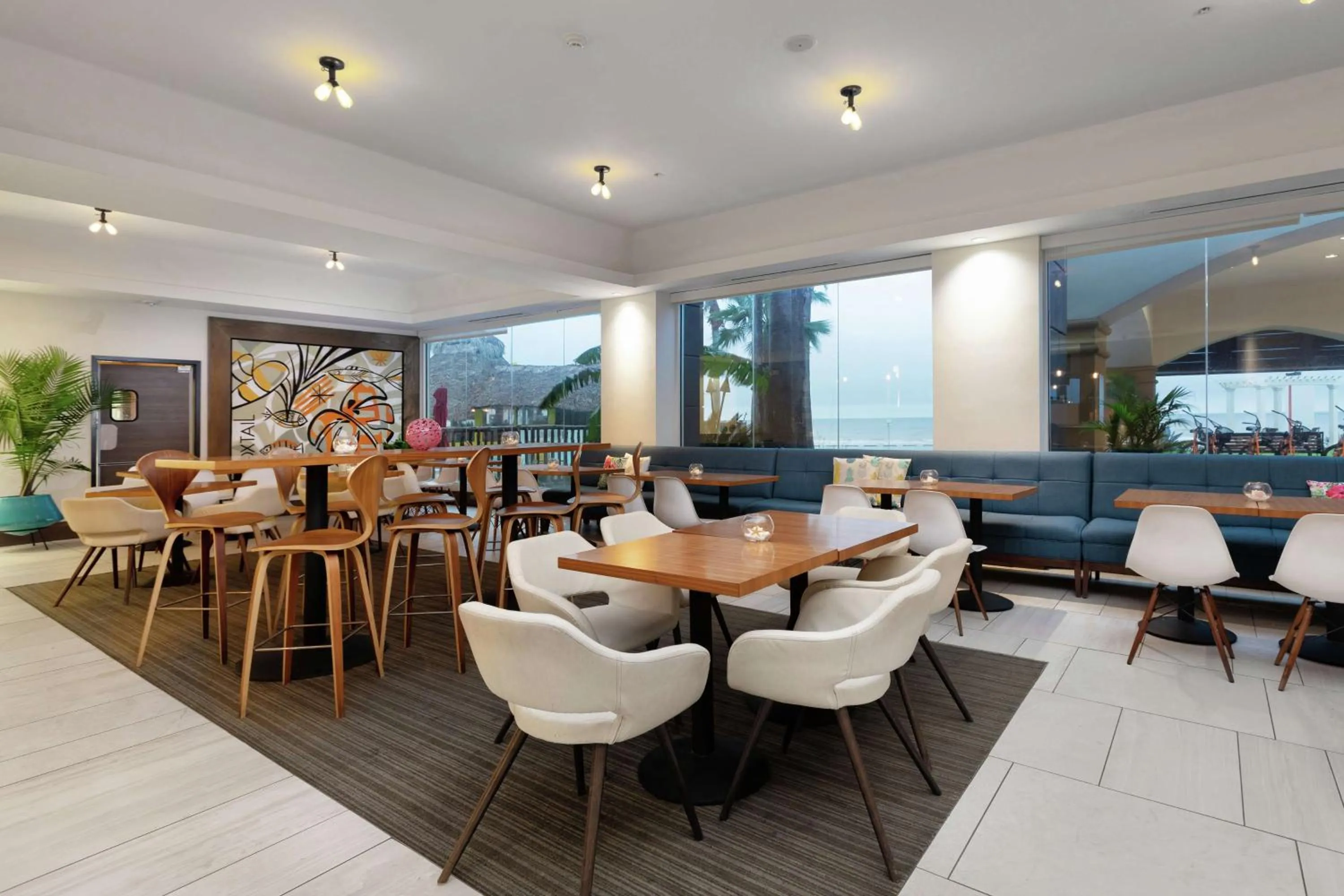 Dining area in DoubleTree by Hilton Galveston Beach