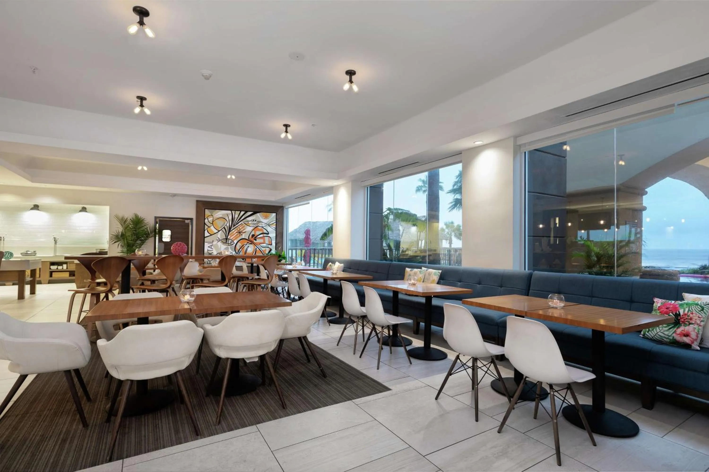 Dining area in DoubleTree by Hilton Galveston Beach