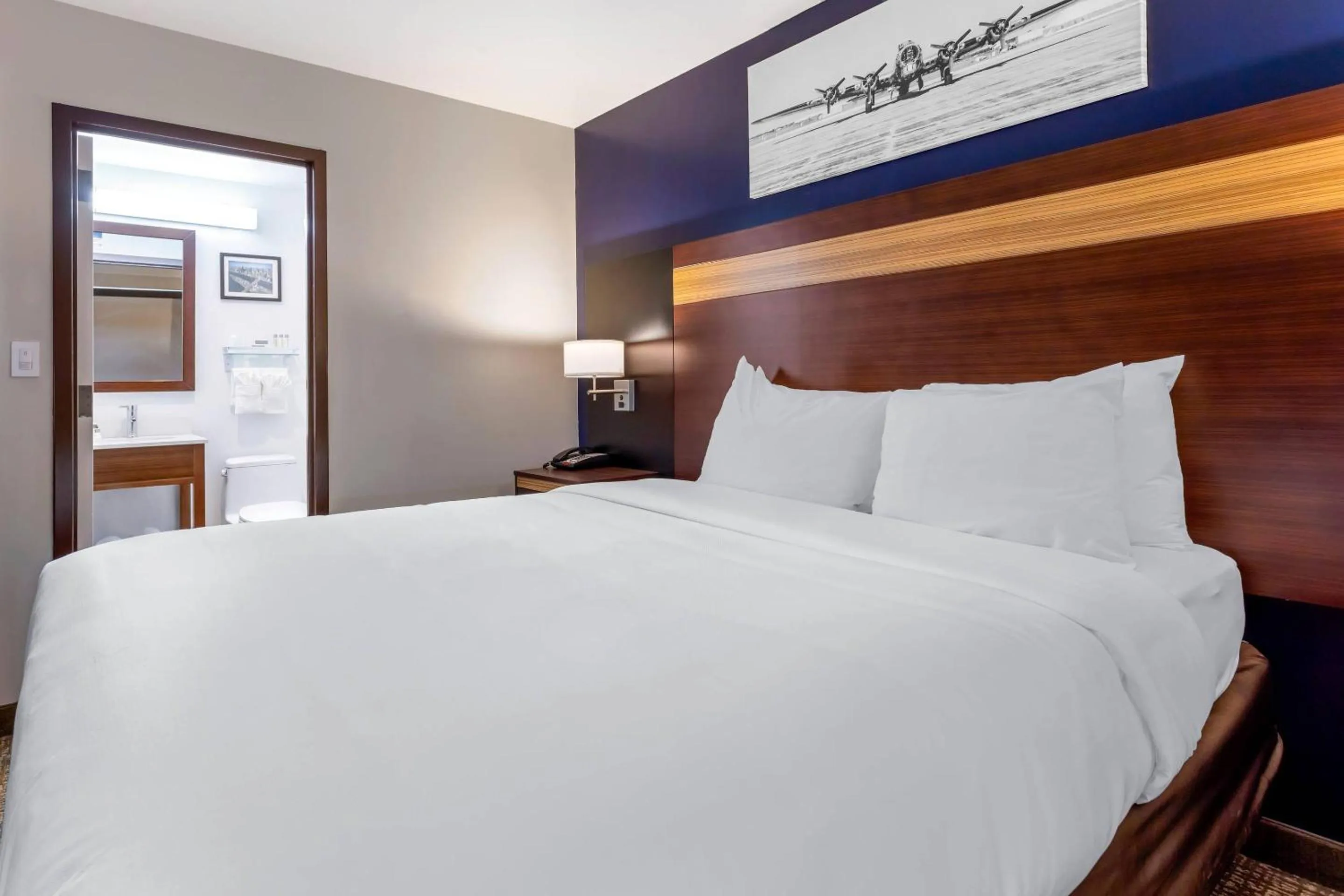 Bedroom, Bed in Avion Inn Near LGA Airport, an Ascend Collection Hotel