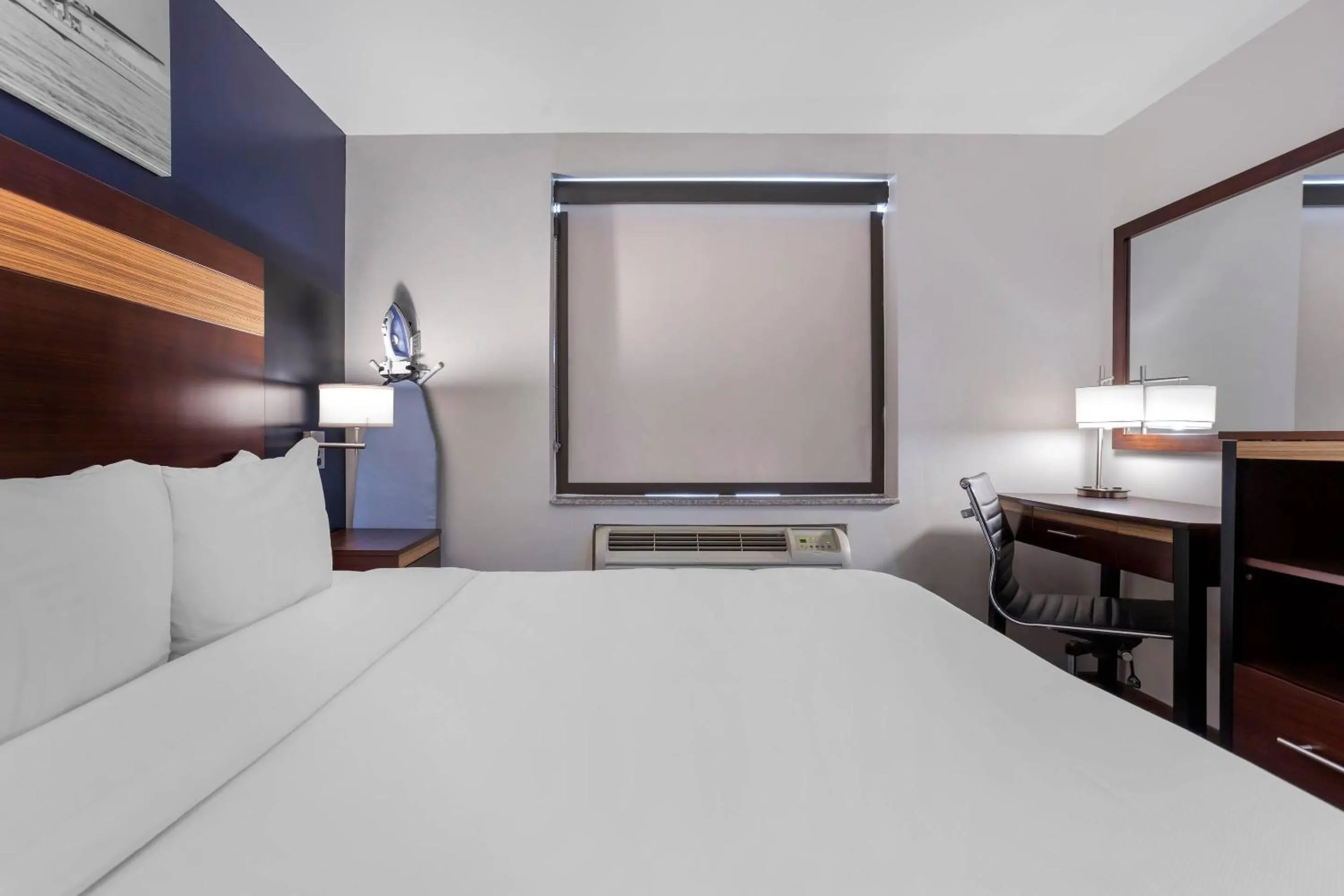Bedroom, Bed in Avion Inn Near LGA Airport, an Ascend Collection Hotel