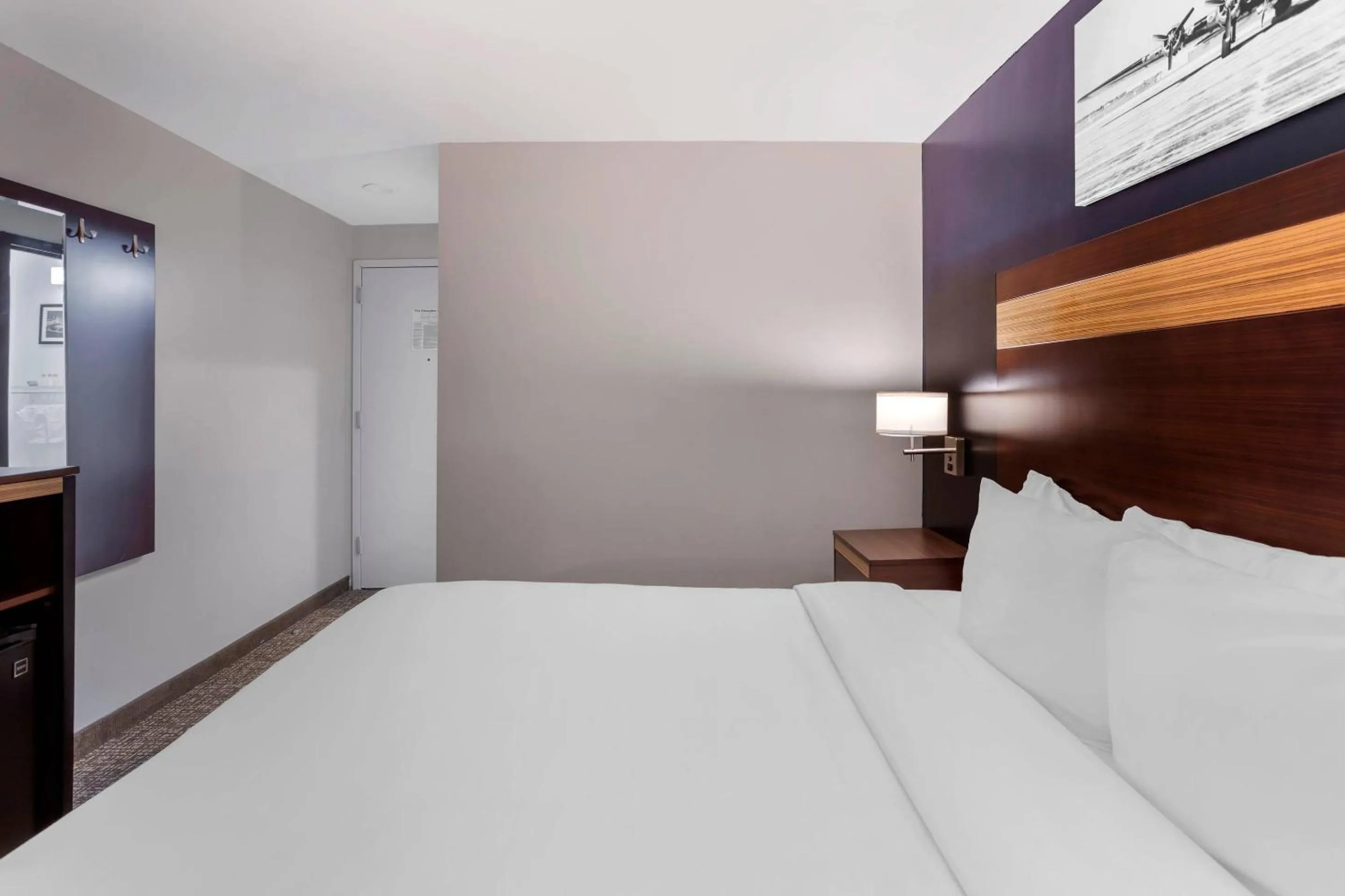 Bedroom, Bed in Avion Inn Near LGA Airport, an Ascend Collection Hotel