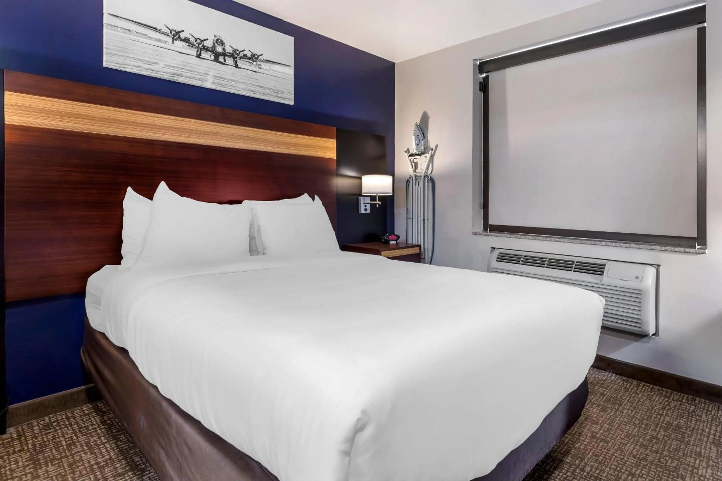 Bedroom, Bed in Avion Inn Near LGA Airport, an Ascend Collection Hotel