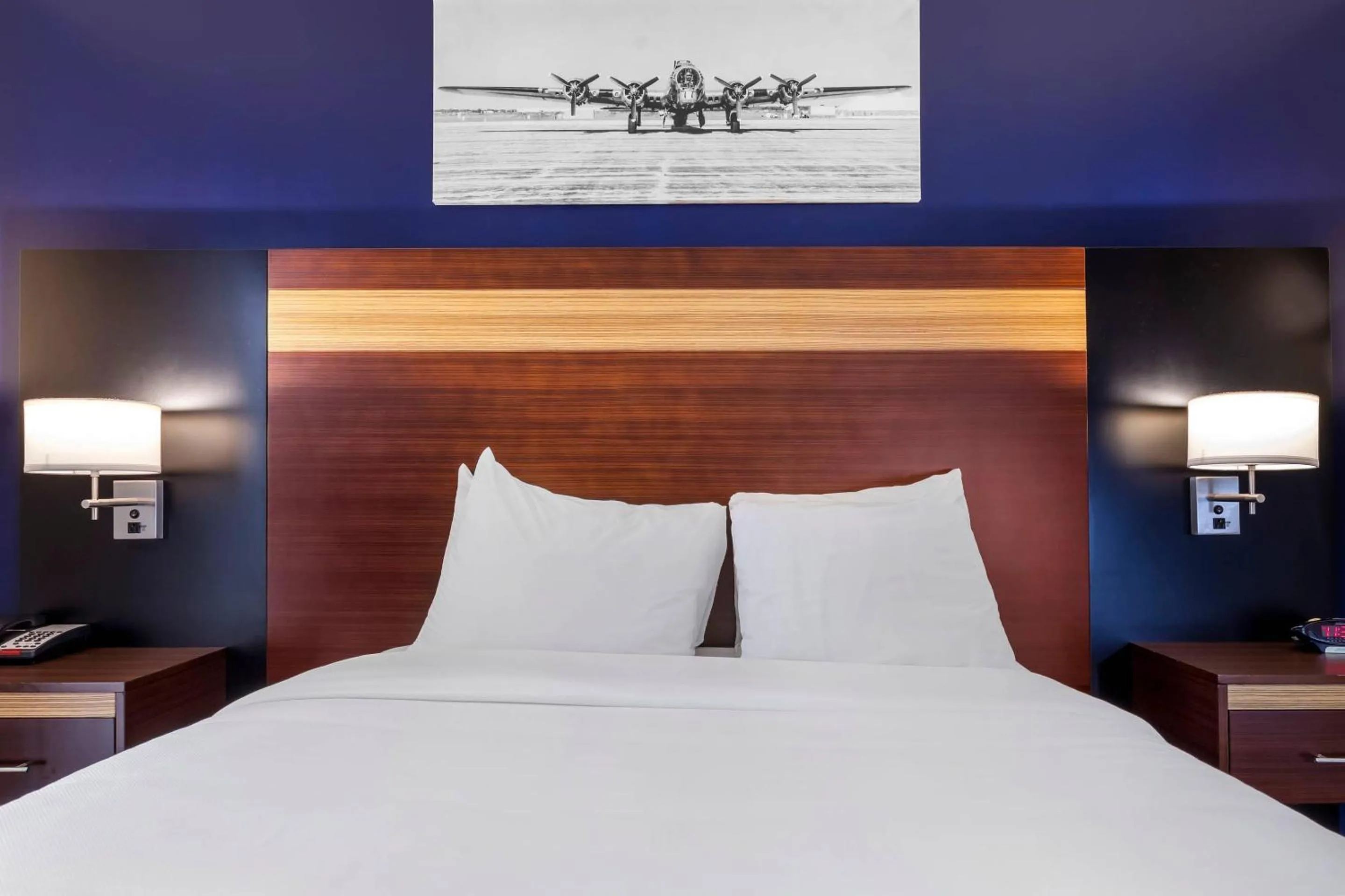 Bedroom, Bed in Avion Inn Near LGA Airport, an Ascend Collection Hotel