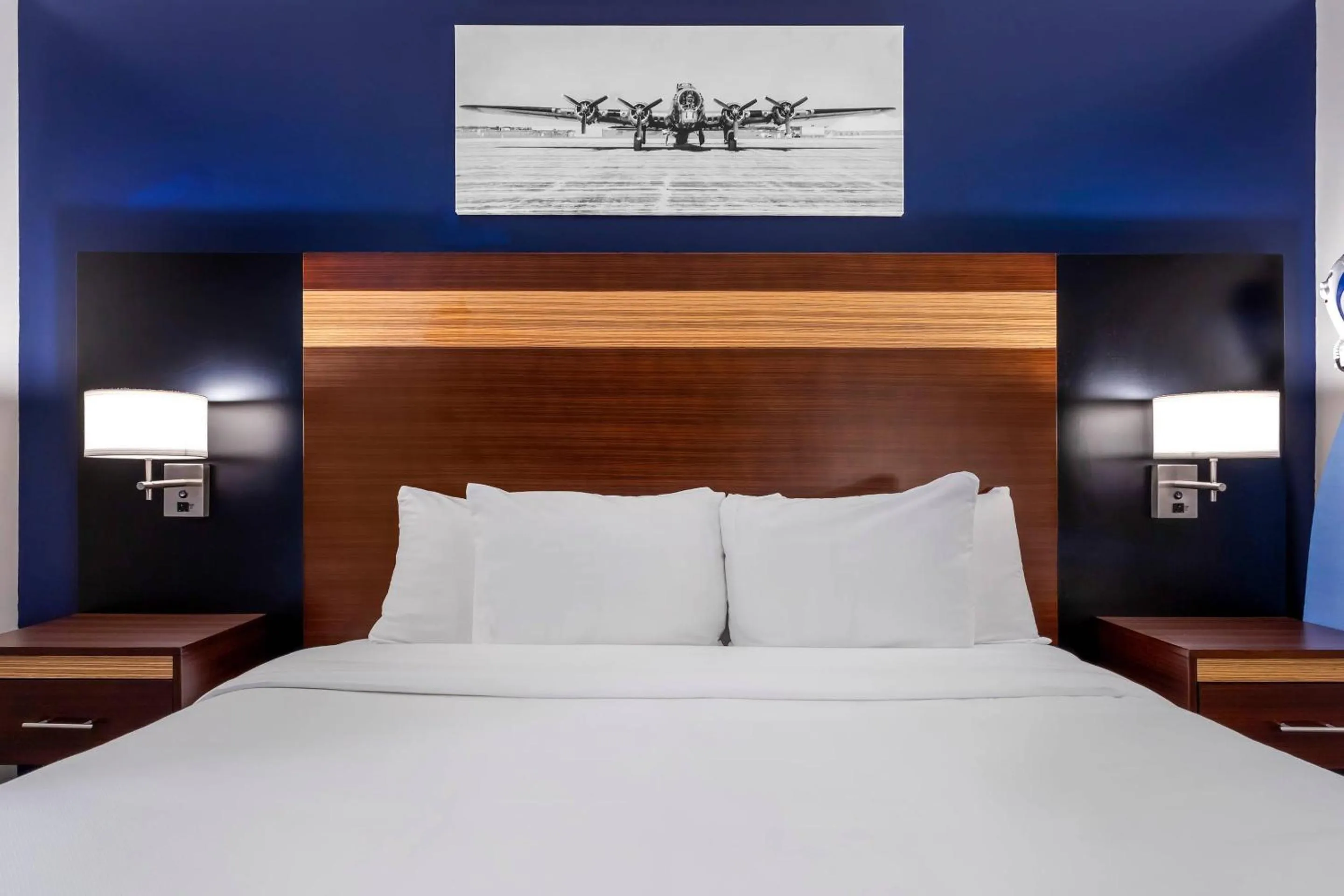 Bedroom, Bed in Avion Inn Near LGA Airport, an Ascend Collection Hotel