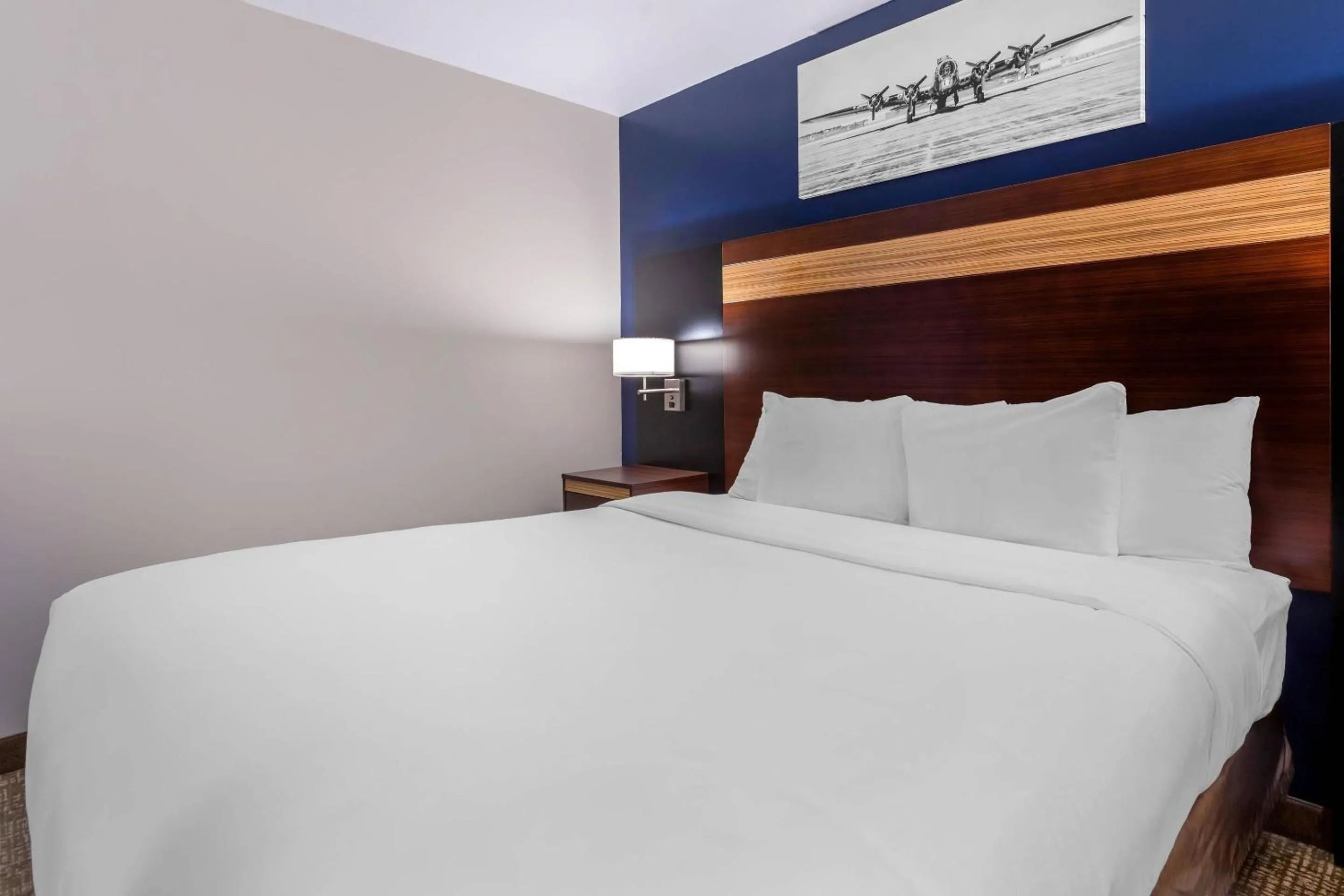 Bedroom, Bed in Avion Inn Near LGA Airport, an Ascend Collection Hotel