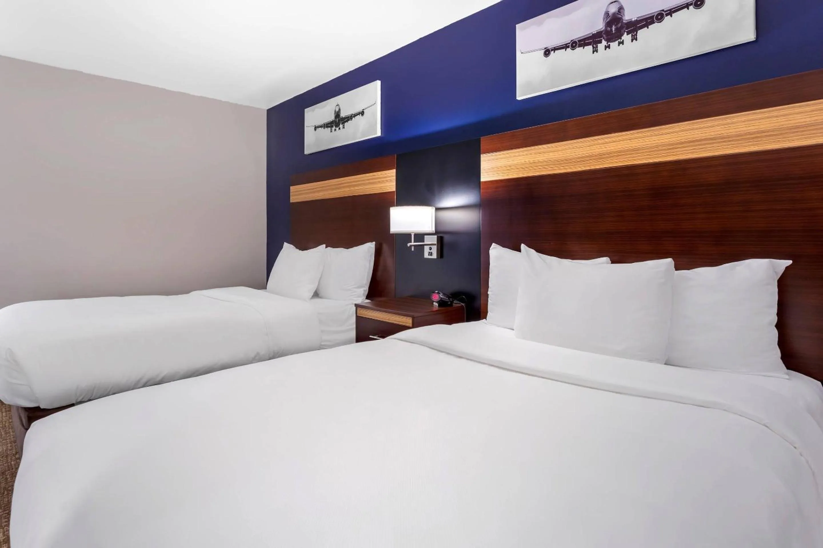 Bedroom, Bed in Avion Inn Near LGA Airport, an Ascend Collection Hotel